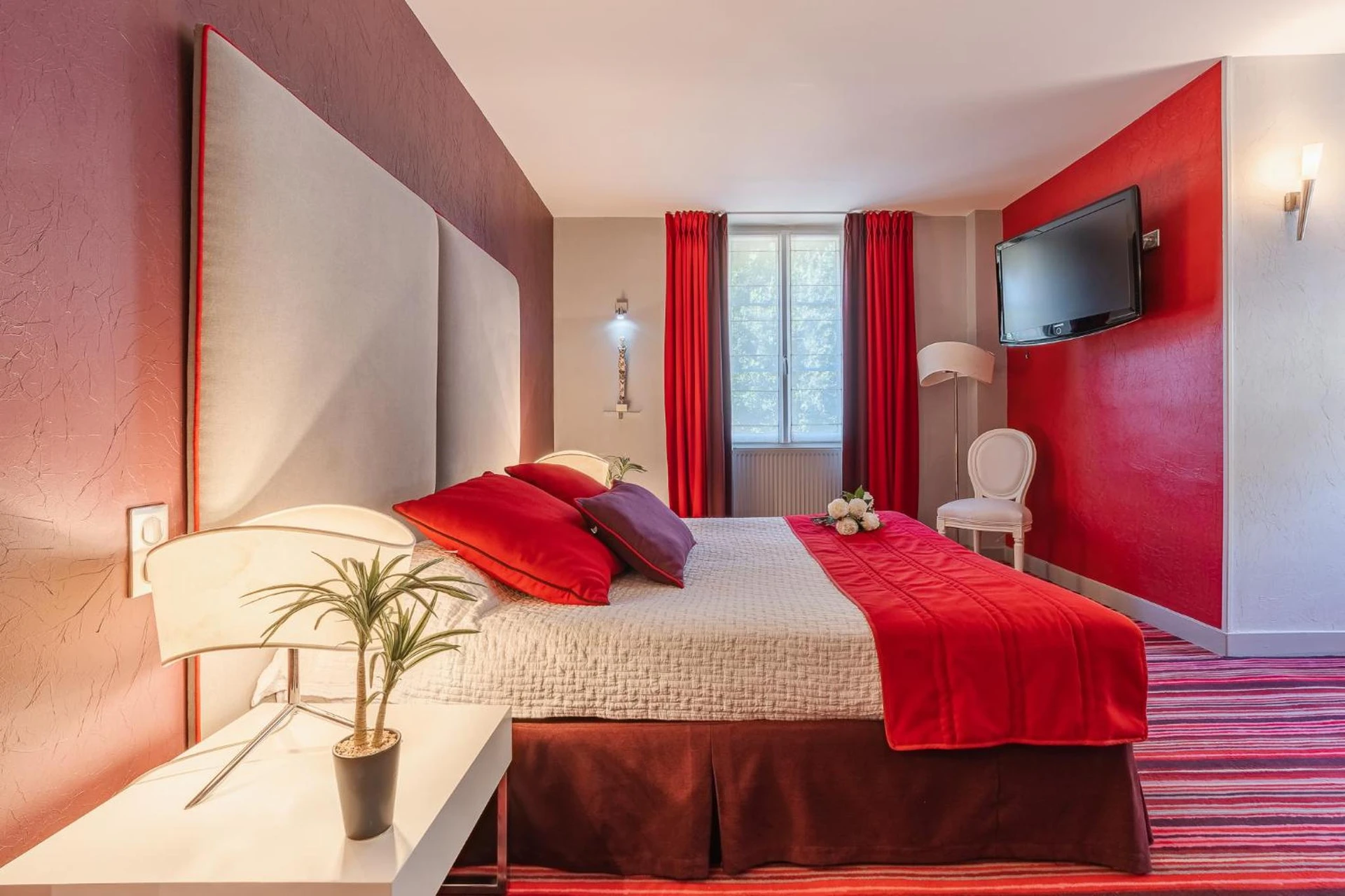 Magnifique chambre pour un séminaire d'entreprise à Hostellerie du Passeur - Hôtel & Restaurant - Climatisation et Piscine chauffée - Les Eyzies-de-Tayac-Sireuil