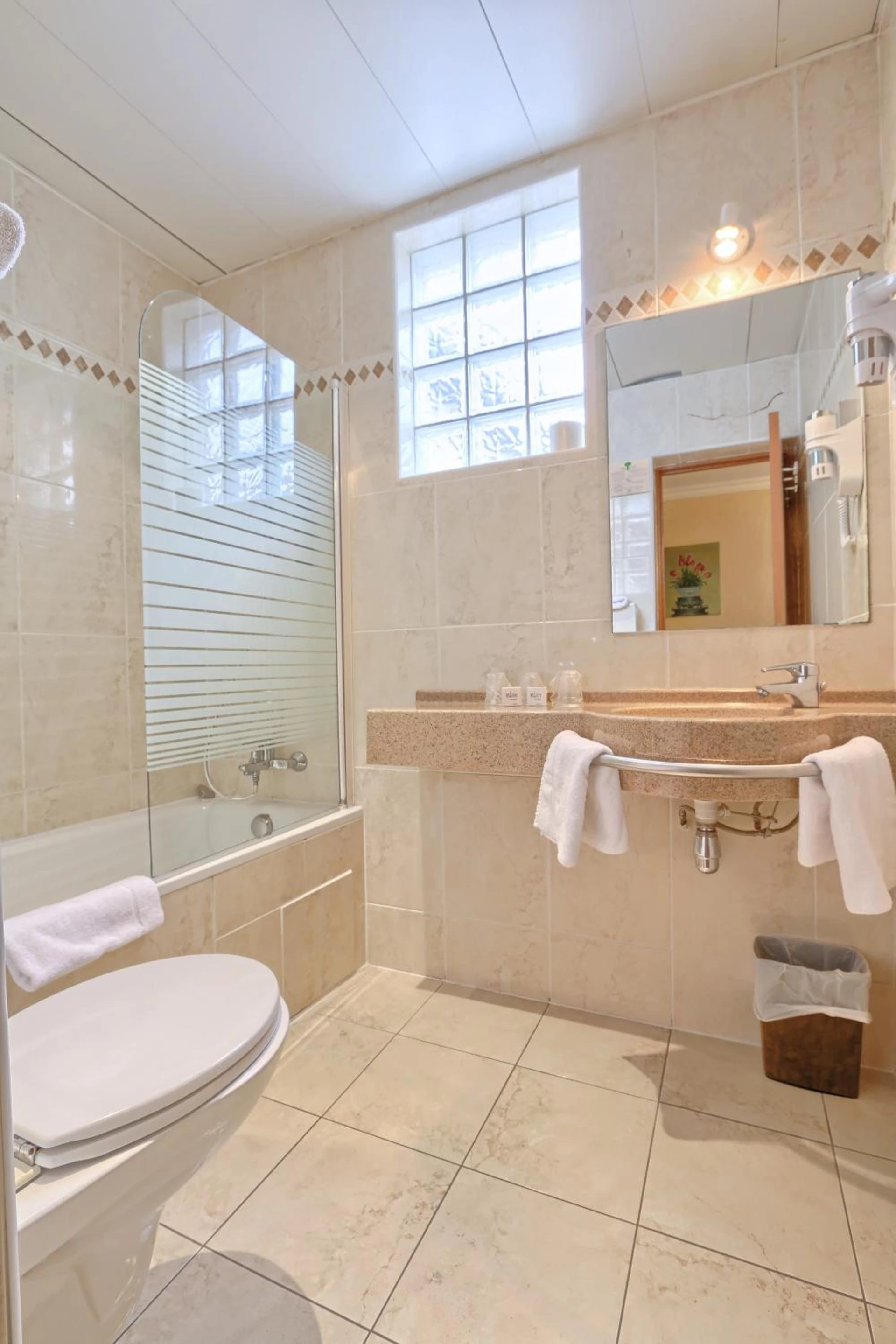 Magnifique chambre pour un séminaire d'entreprise à 121 Paris Hotel - Paris