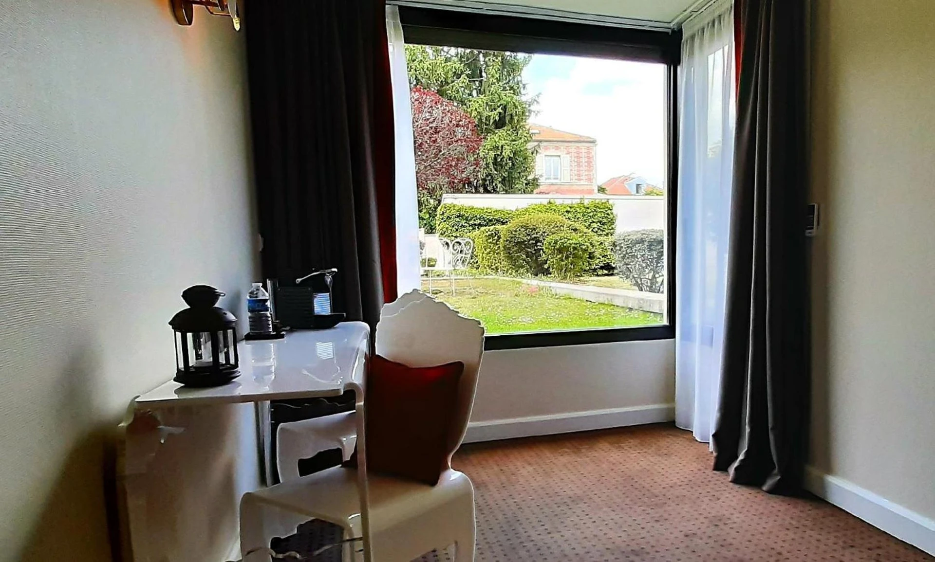 Chambre disponible pour un séminaire d'entreprise à Hotel Albert 1er - Rueil-Malmaison
