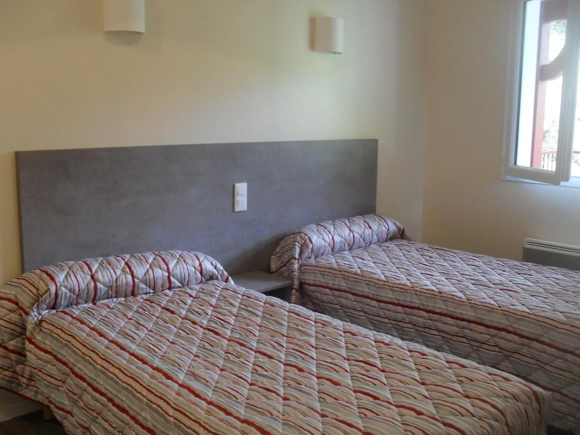 Magnifique chambre pour un séminaire d'entreprise à Logis Hôtel Andreinia & Cabanes - Estérençuby