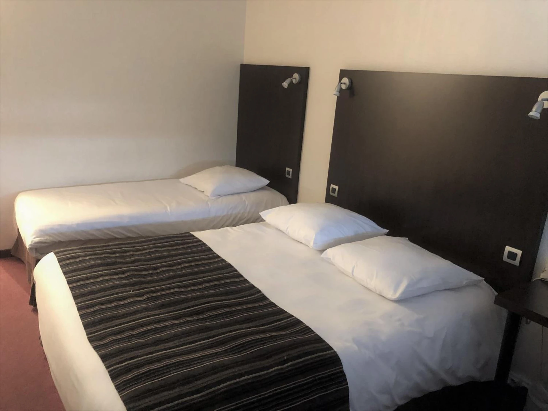Chambre disponible pour un séminaire d'entreprise à Adonis Lyon Est Hôtel Artys - Saint-Priest