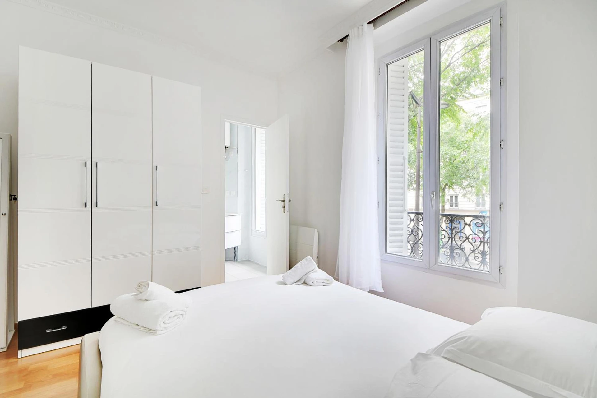 Magnifique chambre pour un séminaire d'entreprise à Vivez au coeur du centre de Paris! Métro à 1min - Proche Republique - Paris