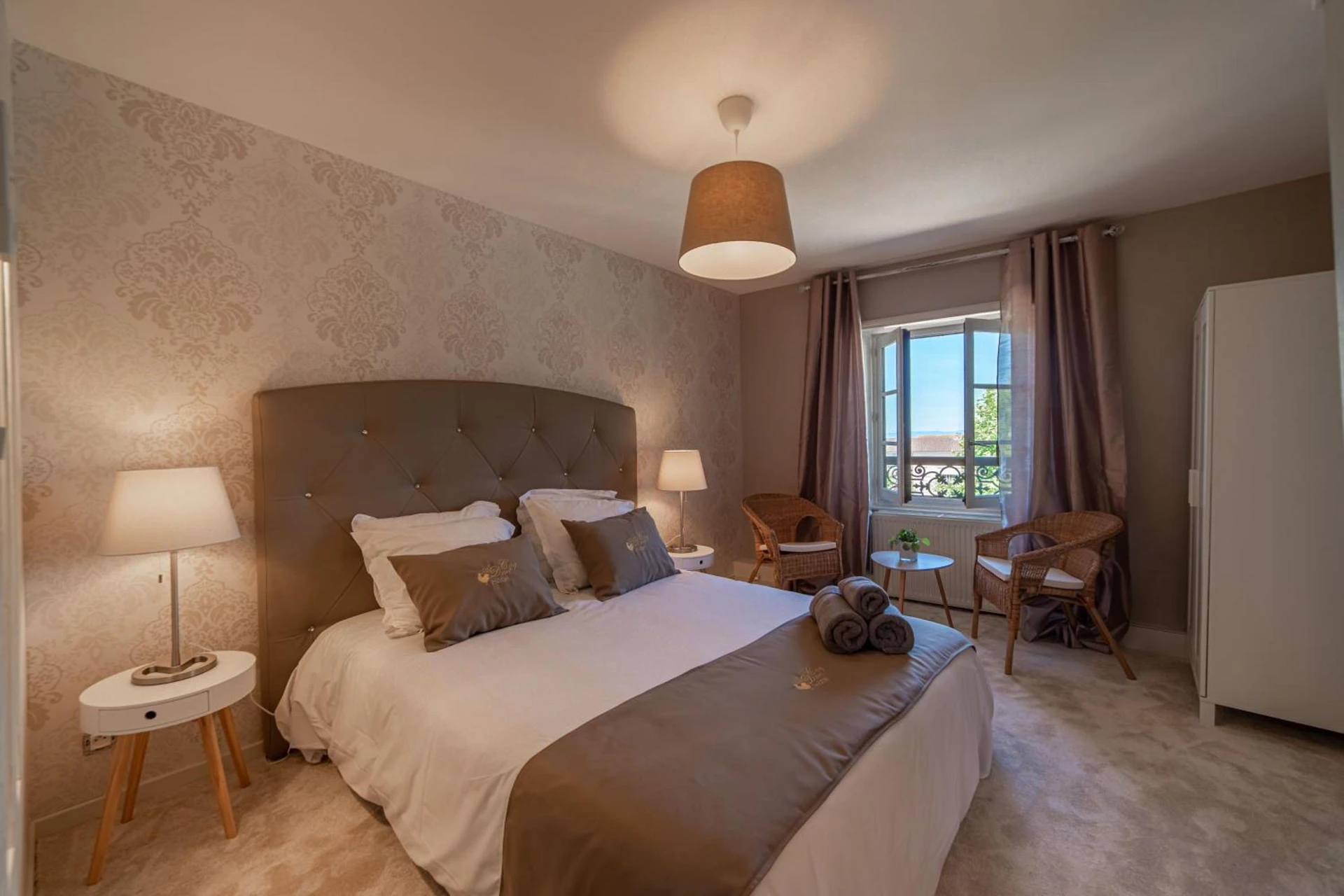 Magnifique chambre pour un séminaire d'entreprise à Hôtel Au Coq Dort Spa - Châtillon-sur-Chalaronne