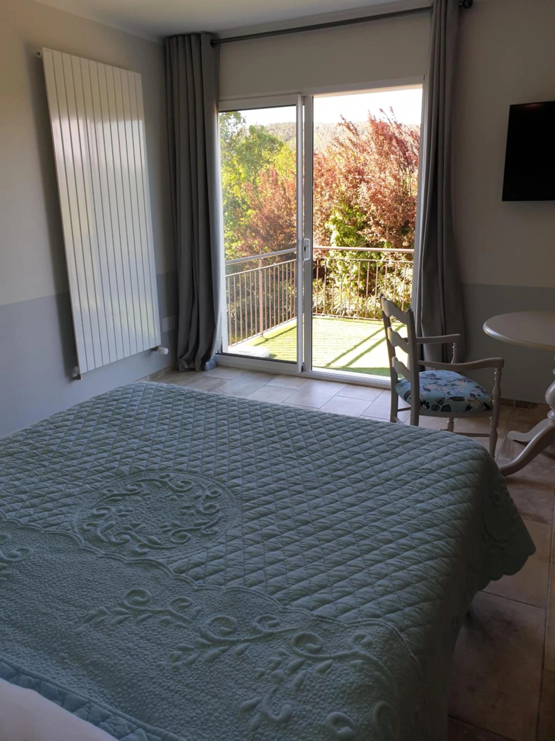 Chambre à Au Relais Provencal - Organiser un séminaire d'entreprise à Bagnols-en-Forêt
