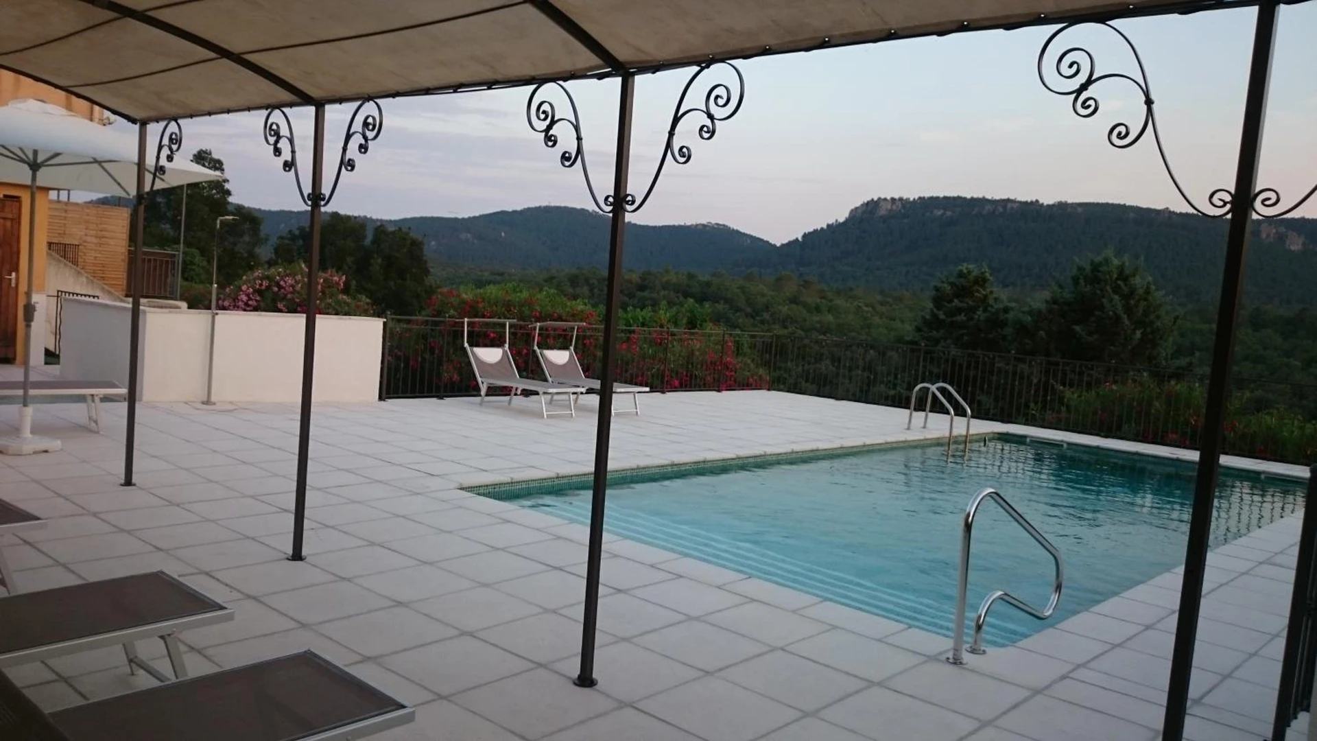 Ambiance de travail pour séminaire d'entreprise à Au Relais Provencal - Bagnols-en-Forêt