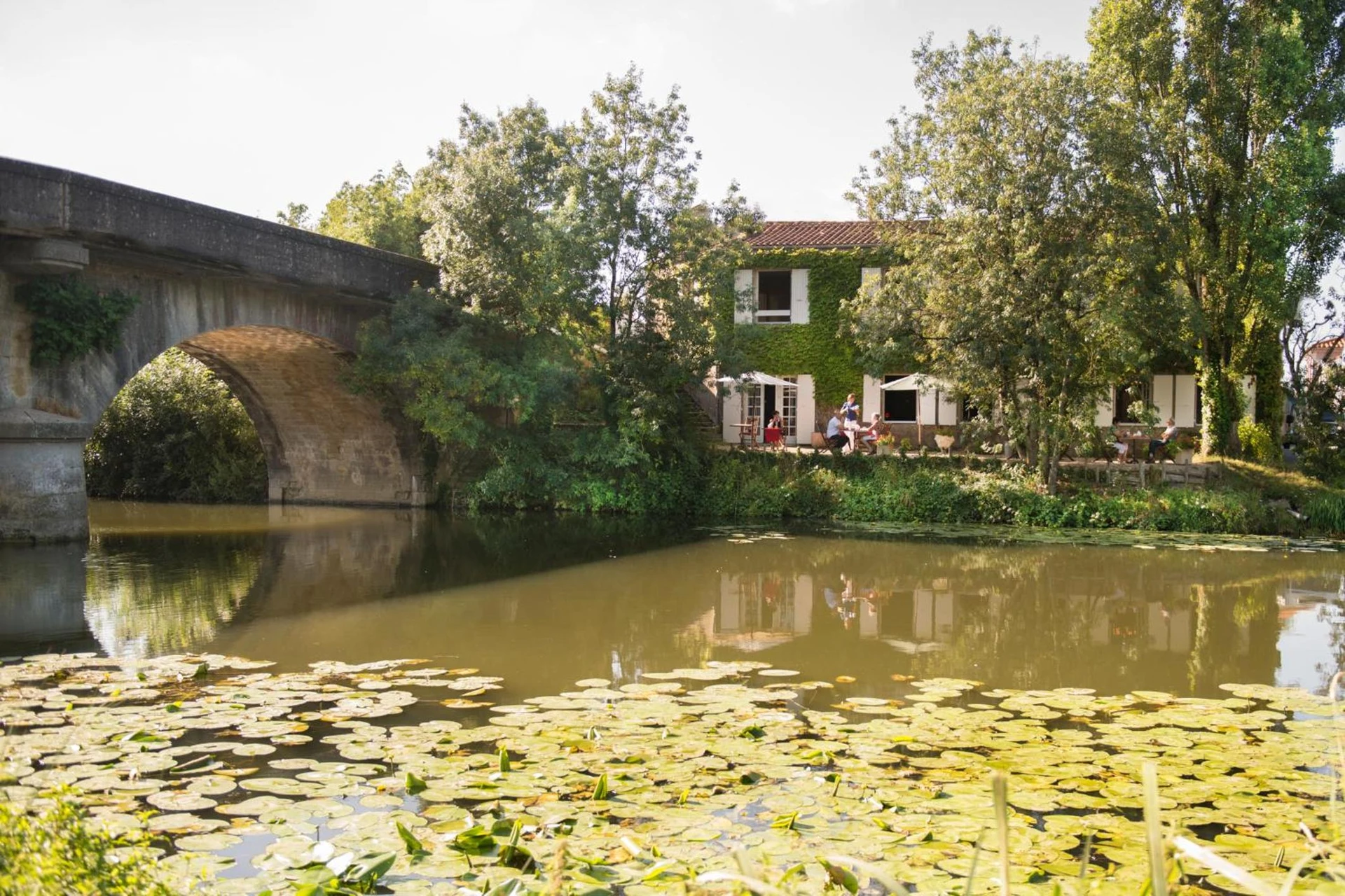 Espaces de team building à Logis Auberge De La Riviere - Organiser un séminaire d'entreprise à Aix-en-Provence