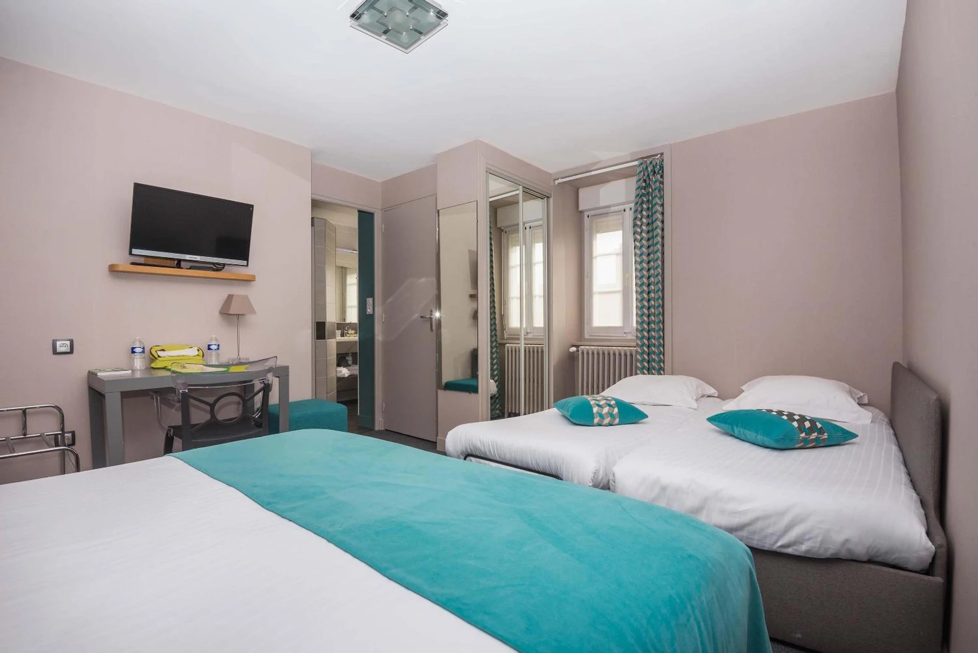 Chambre disponible pour un séminaire d'entreprise à Logis Hotel Restaurant Auberge De La Sélune - Zonza