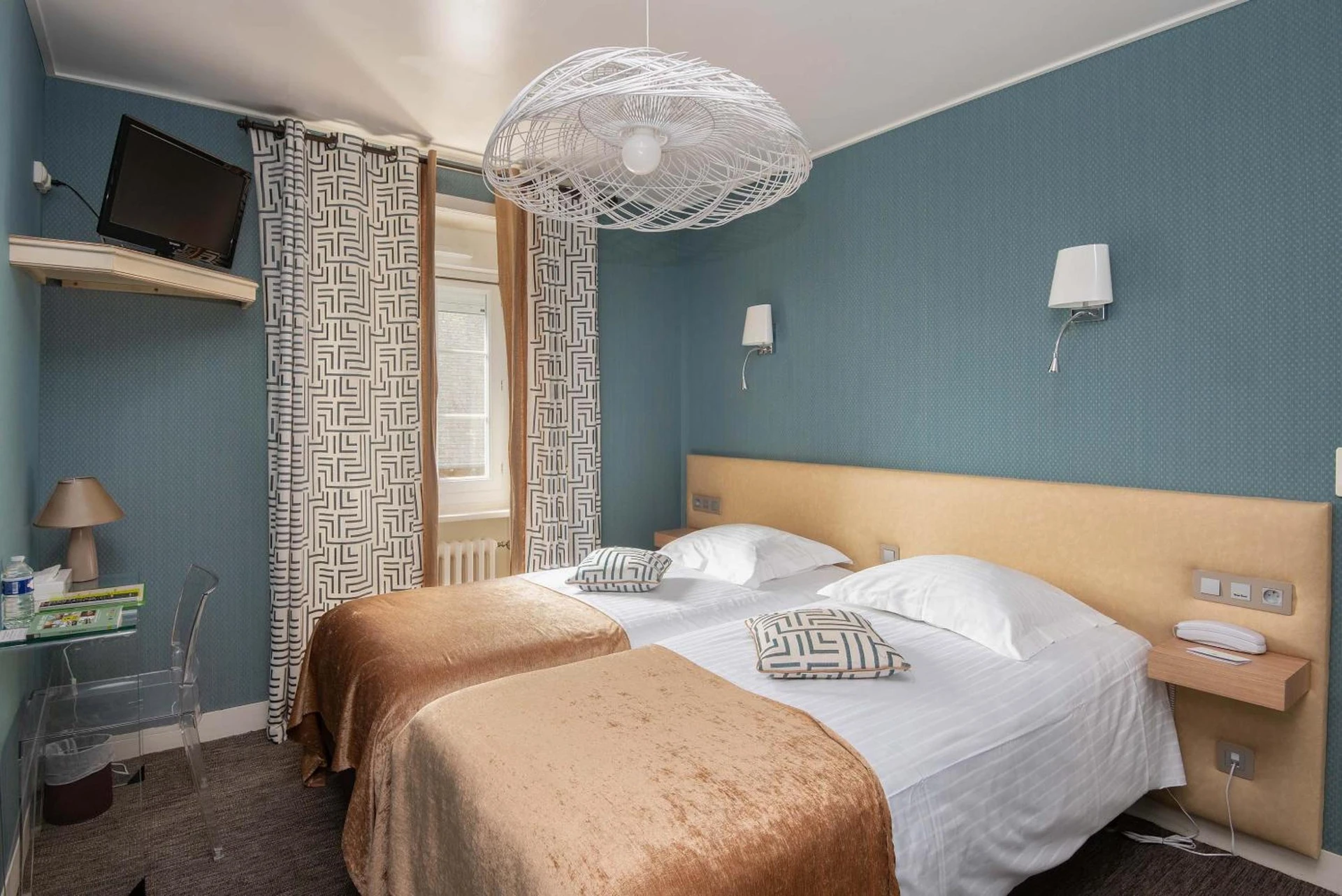 Chambre disponible pour un séminaire d'entreprise à Logis Hotel Restaurant Auberge De La Sélune - Zonza