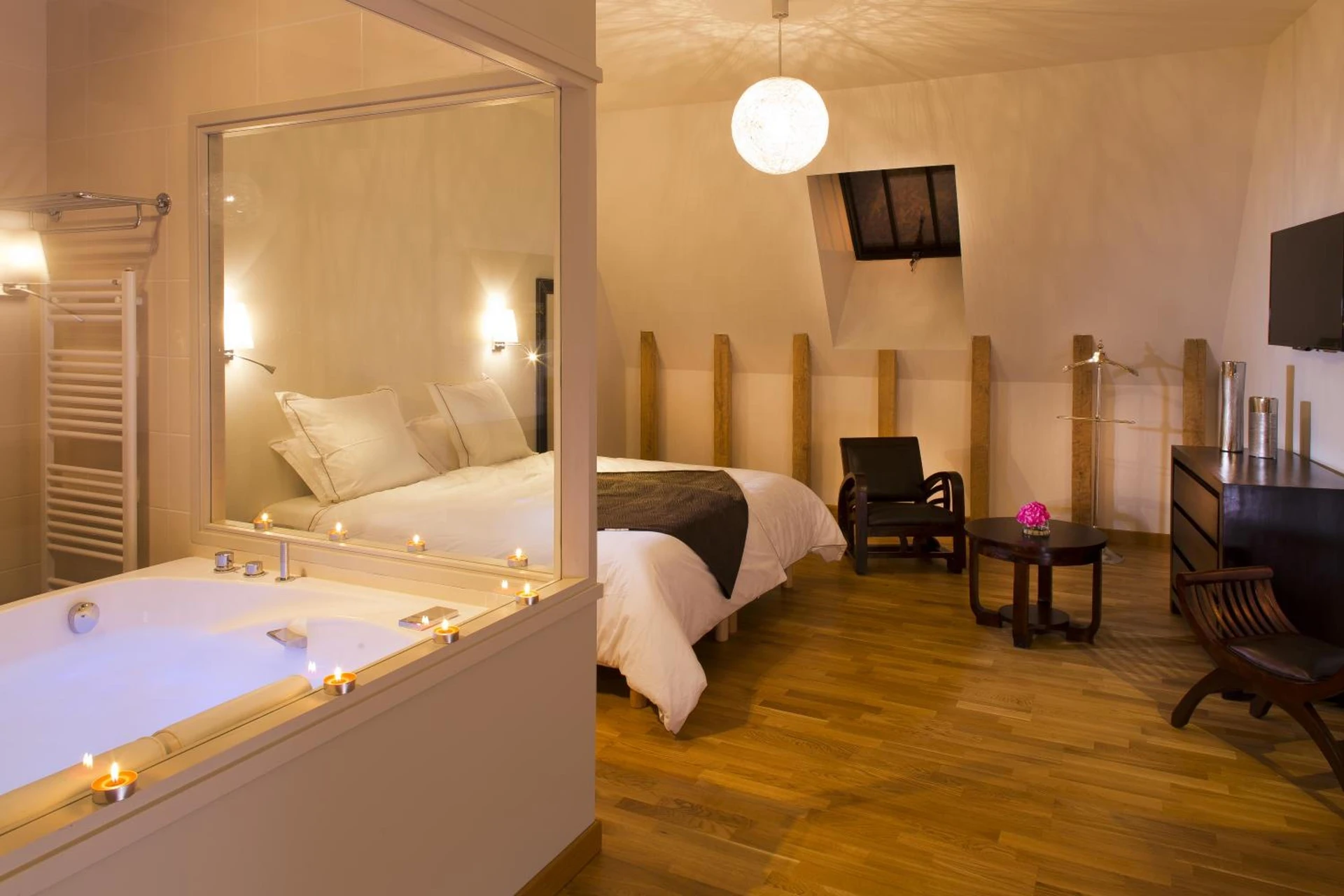Magnifique chambre pour un séminaire d'entreprise à Demeures & Châteaux Auberge de la Tour - Hôtel & Restaurants - Marcolès Auvergne - Le Blanc-Mesnil