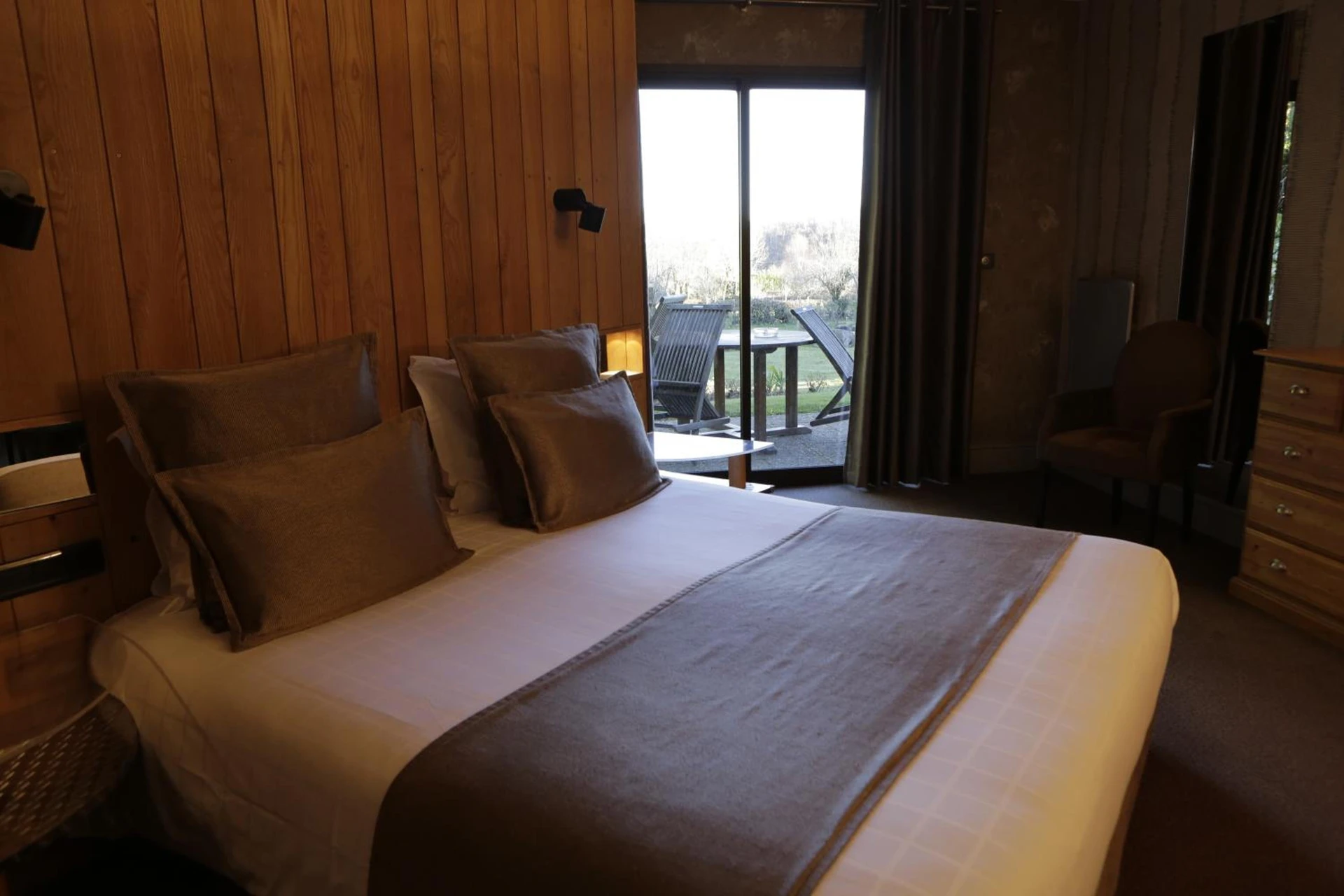 Chambre disponible pour un séminaire d'entreprise à Logis Auberge du Barrez - Mur-de-Barrez