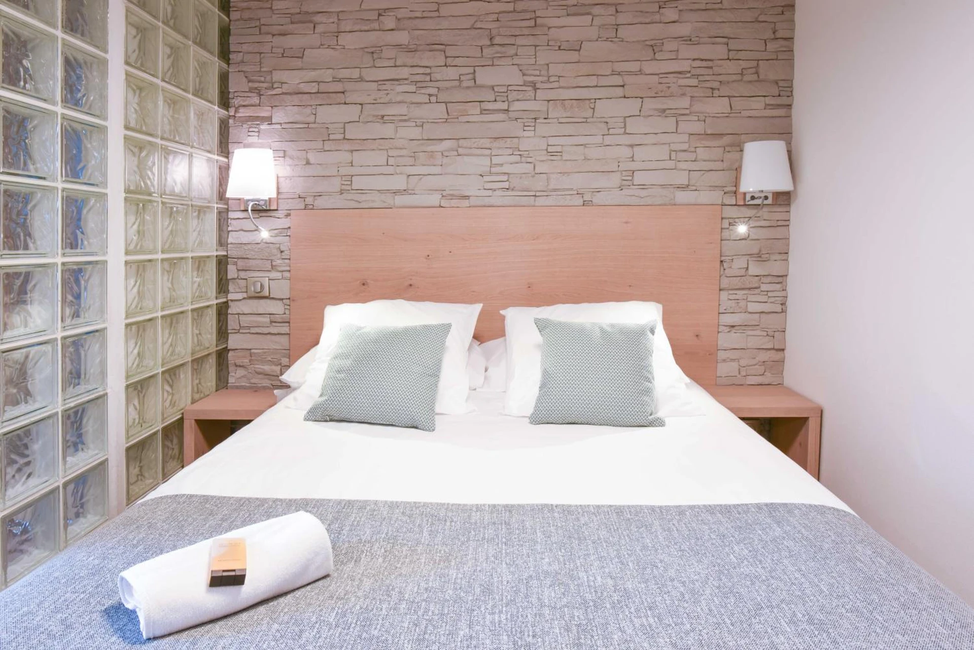 Chambre disponible pour un séminaire d'entreprise à Logis Auberge du Relais - Hôtel & Restaurant - Berenx