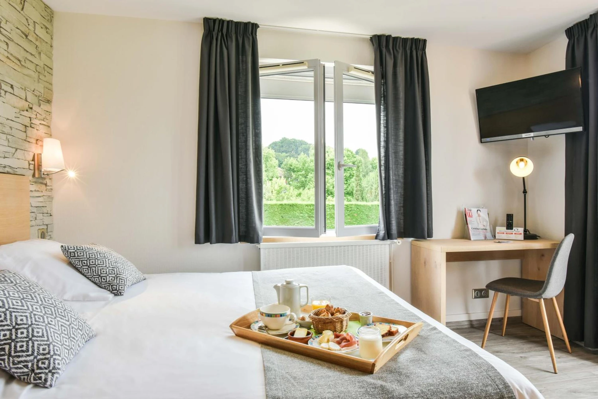 Chambre disponible pour un séminaire d'entreprise à Logis Auberge du Relais - Hôtel & Restaurant - Berenx