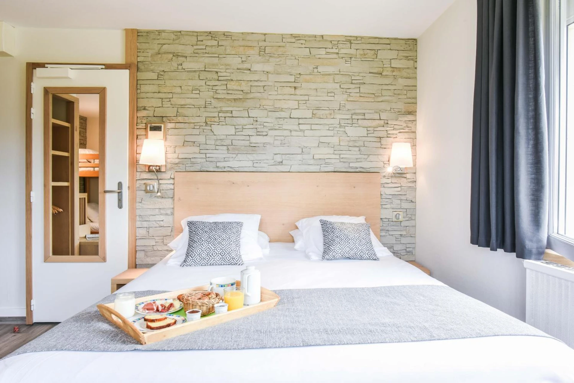 Chambre disponible pour un séminaire d'entreprise à Logis Auberge du Relais - Hôtel & Restaurant - Berenx