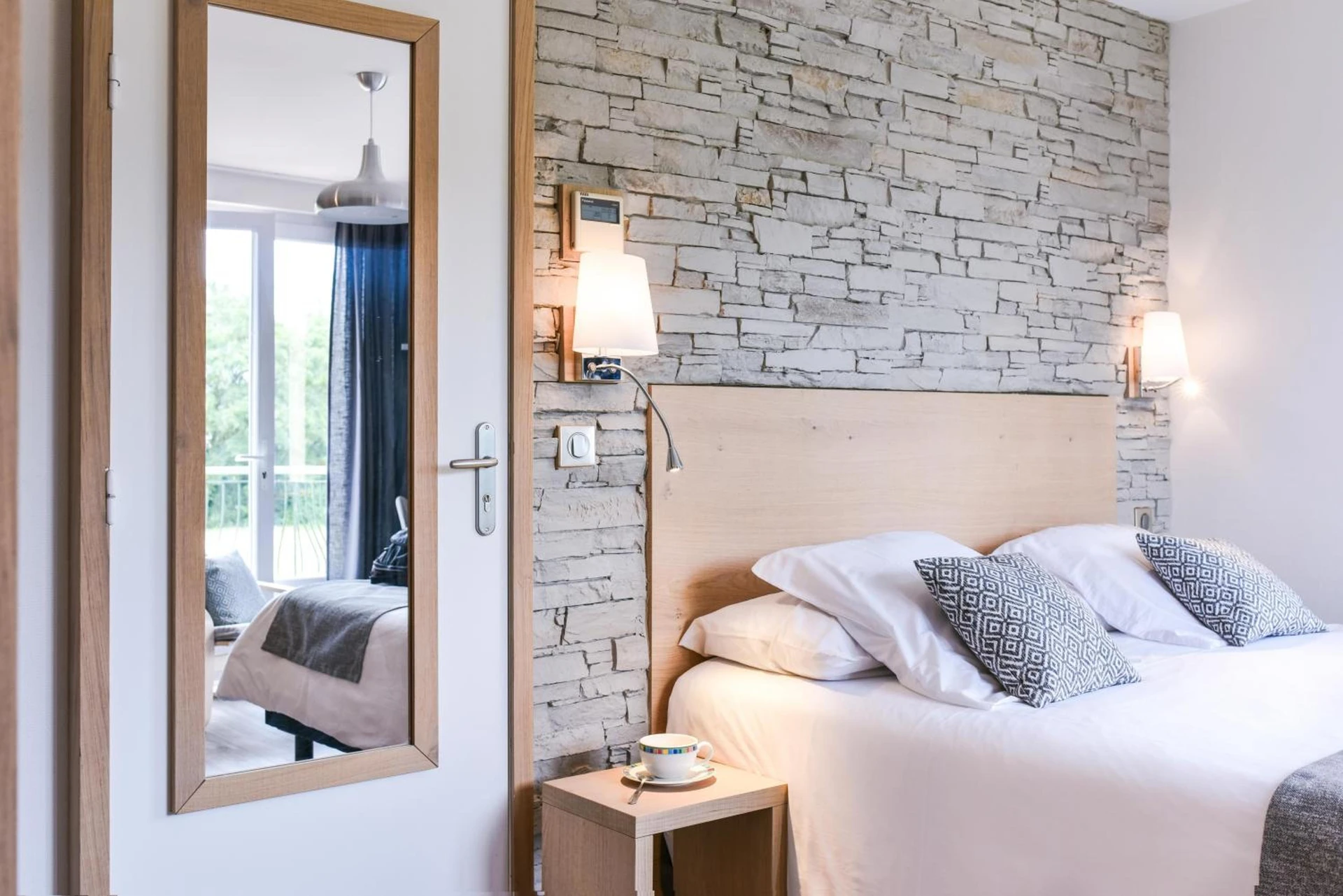 Chambre disponible pour un séminaire d'entreprise à Logis Auberge du Relais - Hôtel & Restaurant - Berenx