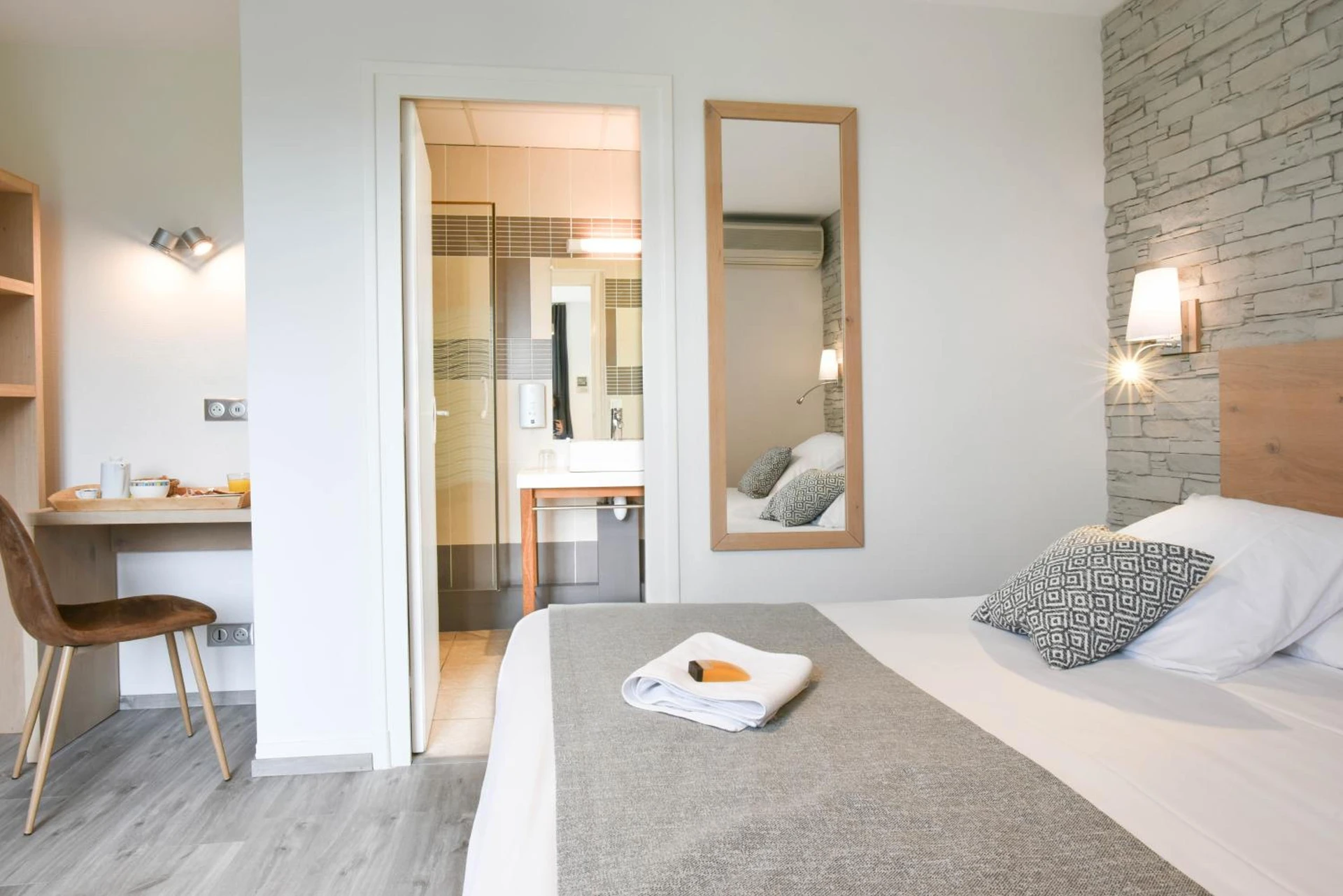 Magnifique chambre pour un séminaire d'entreprise à Logis Auberge du Relais - Hôtel & Restaurant - Berenx