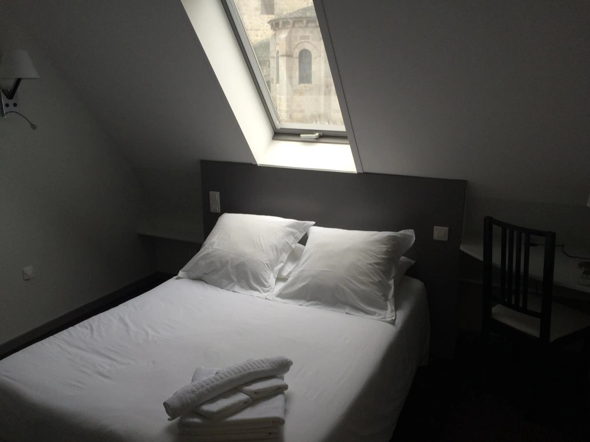 Chambre disponible pour un séminaire d'entreprise à Auberge Le Cantou - Hôtel Roche - Orcival
