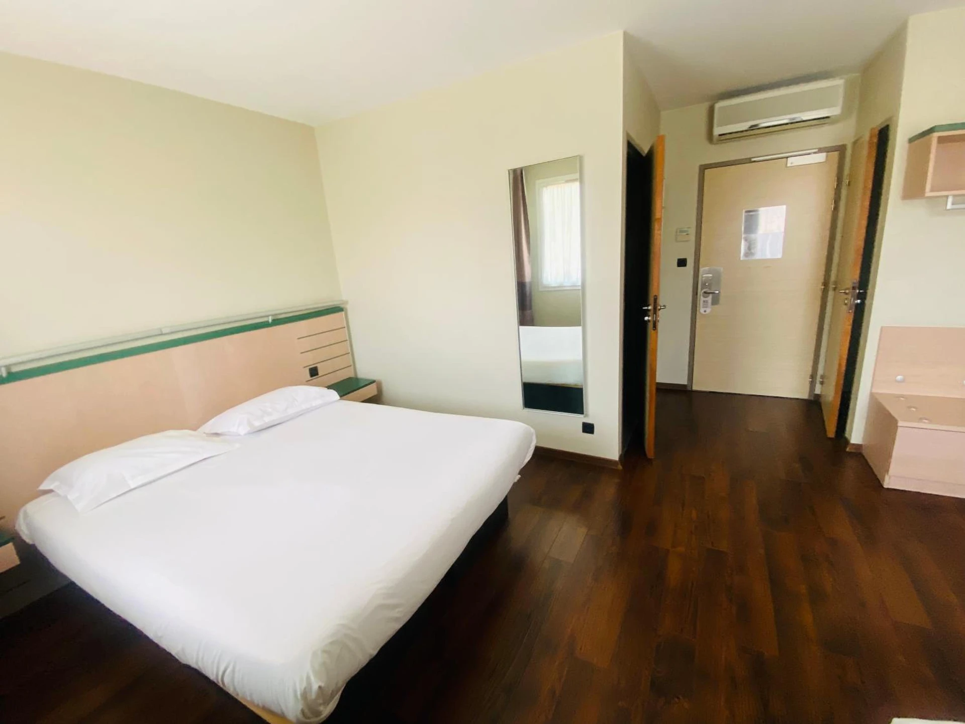 Chambre disponible pour un séminaire d'entreprise à B&B HOTEL Aubagne Gémenos - Clermont-Ferrand