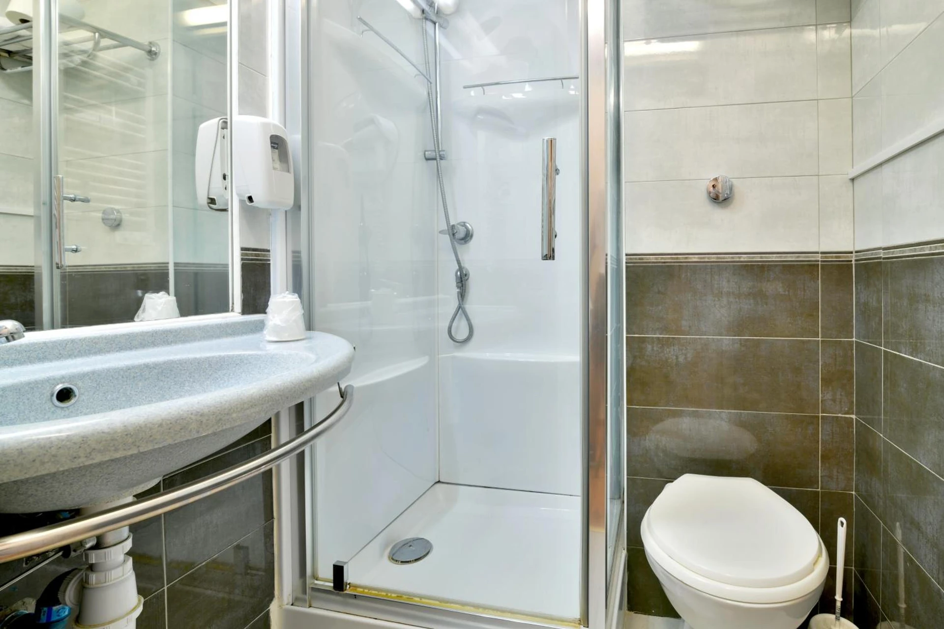 Ambiance de travail pour séminaire d'entreprise à B&B HOTEL Bollène - Magny-les-Hameaux
