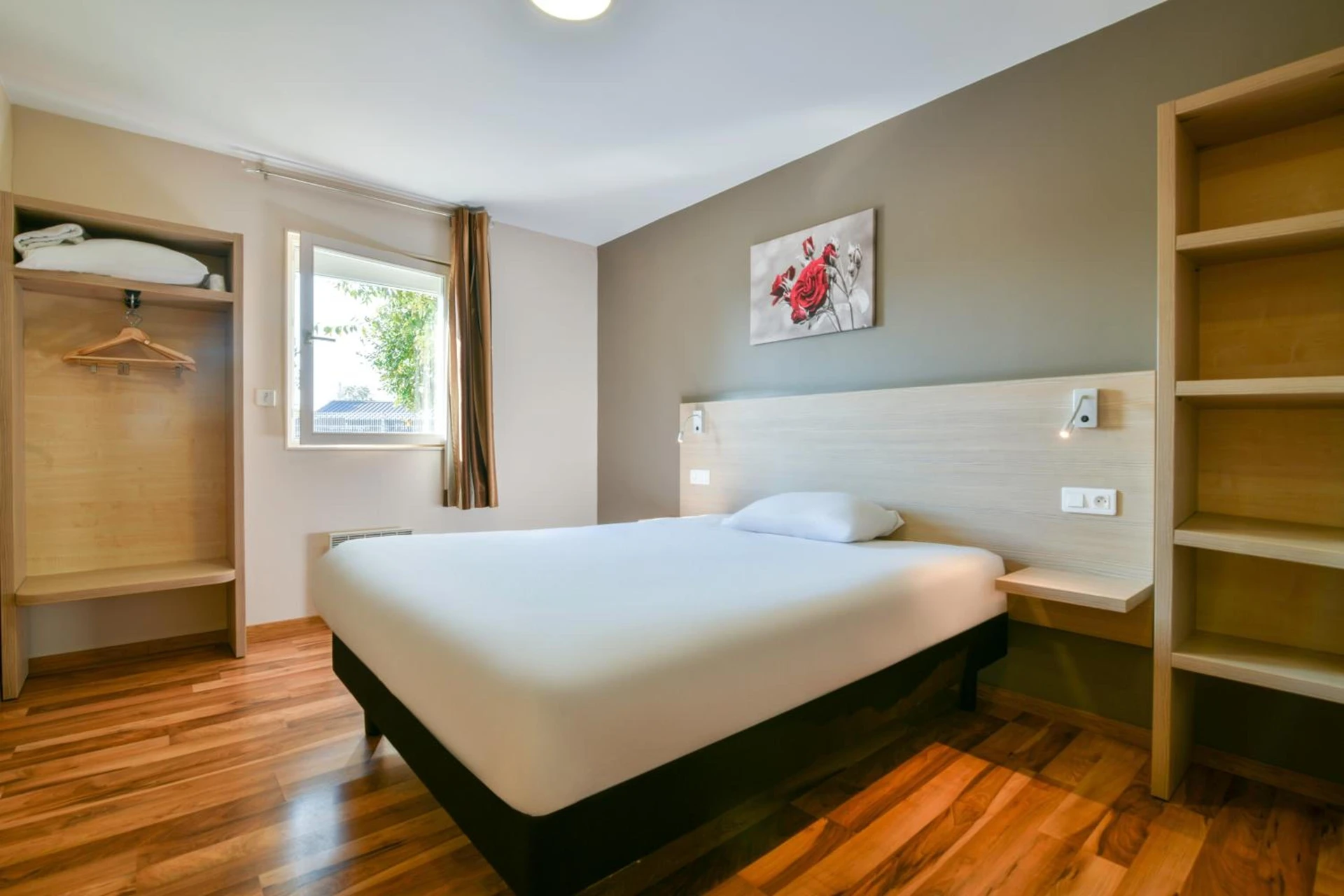 Chambre disponible pour un séminaire d'entreprise à B&B HOTEL Bollène - Magny-les-Hameaux