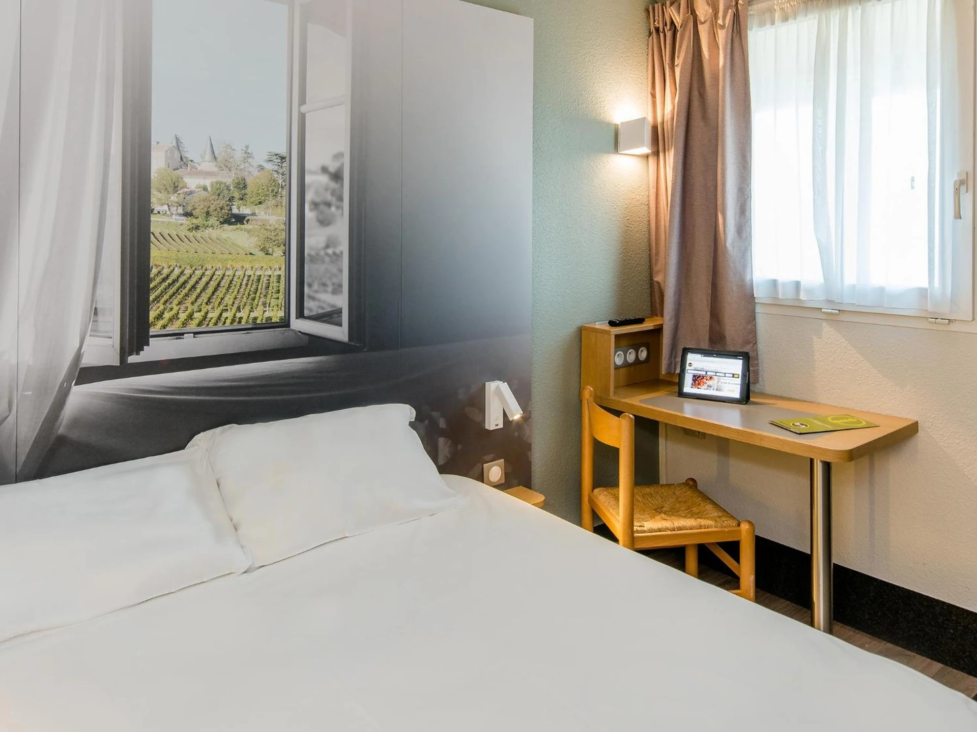 Magnifique chambre pour un séminaire d'entreprise à B&B HOTEL Bordeaux Mérignac Hôtel de Ville - Saint-Étienne-du-Rouvray