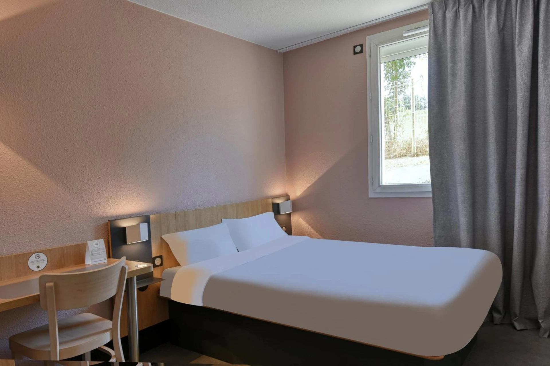Chambre disponible pour un séminaire d'entreprise à B&B HOTEL Brive-la-Gaillarde - Chasseneuil-du-Poitou