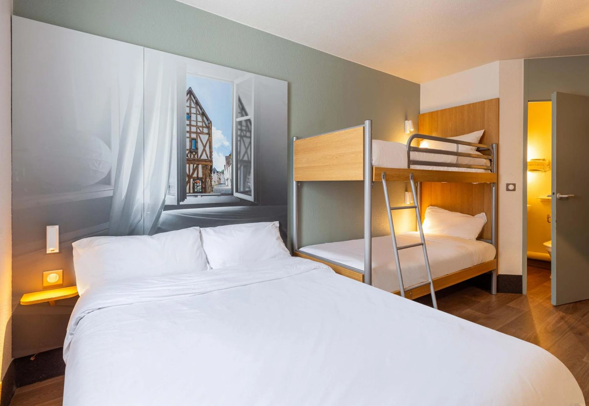 Chambre disponible pour un séminaire d'entreprise à B&B HOTEL CHARTRES Le Coudray - Fougères