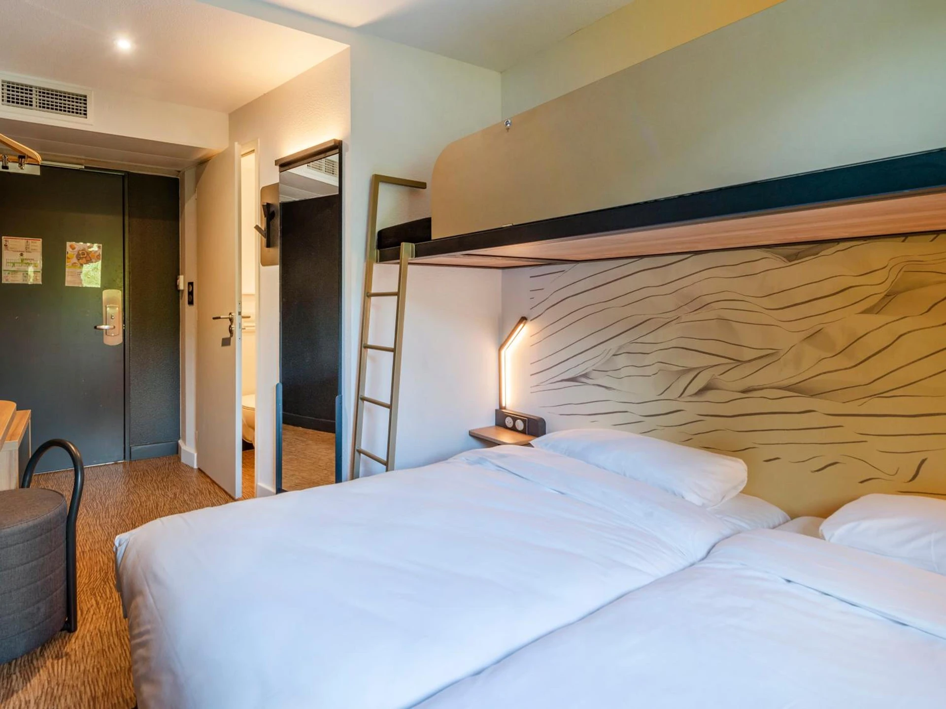 Chambre disponible pour un séminaire d'entreprise à B&B HOTEL Cholet Nord - Rueil-Malmaison