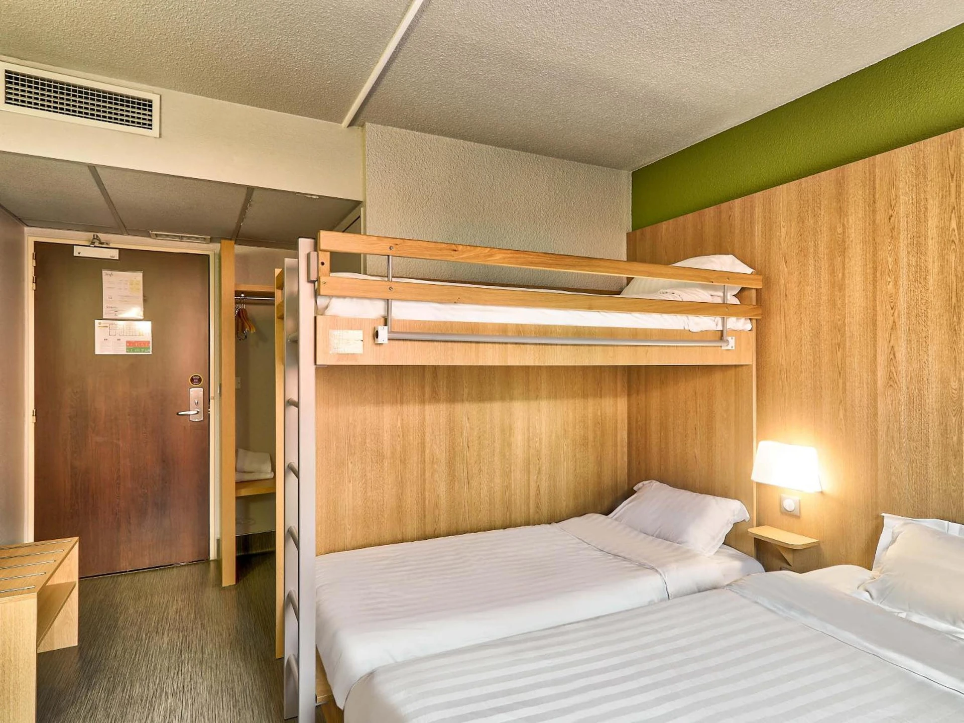 Chambre disponible pour un séminaire d'entreprise à B&B HOTEL Clermont-Ferrand Sud Aubière - Roissy-en-France