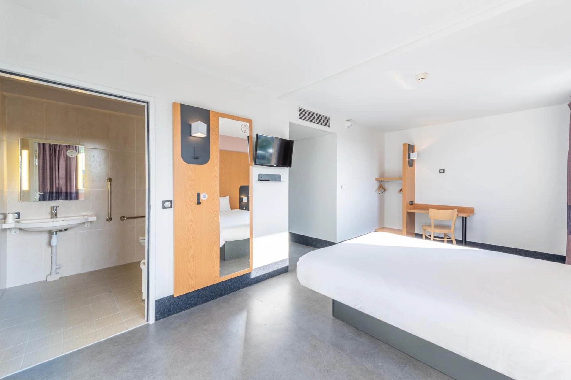 Chambre disponible pour un séminaire d'entreprise à B&B HOTEL Lieusaint Carré Sénart - Lieusaint