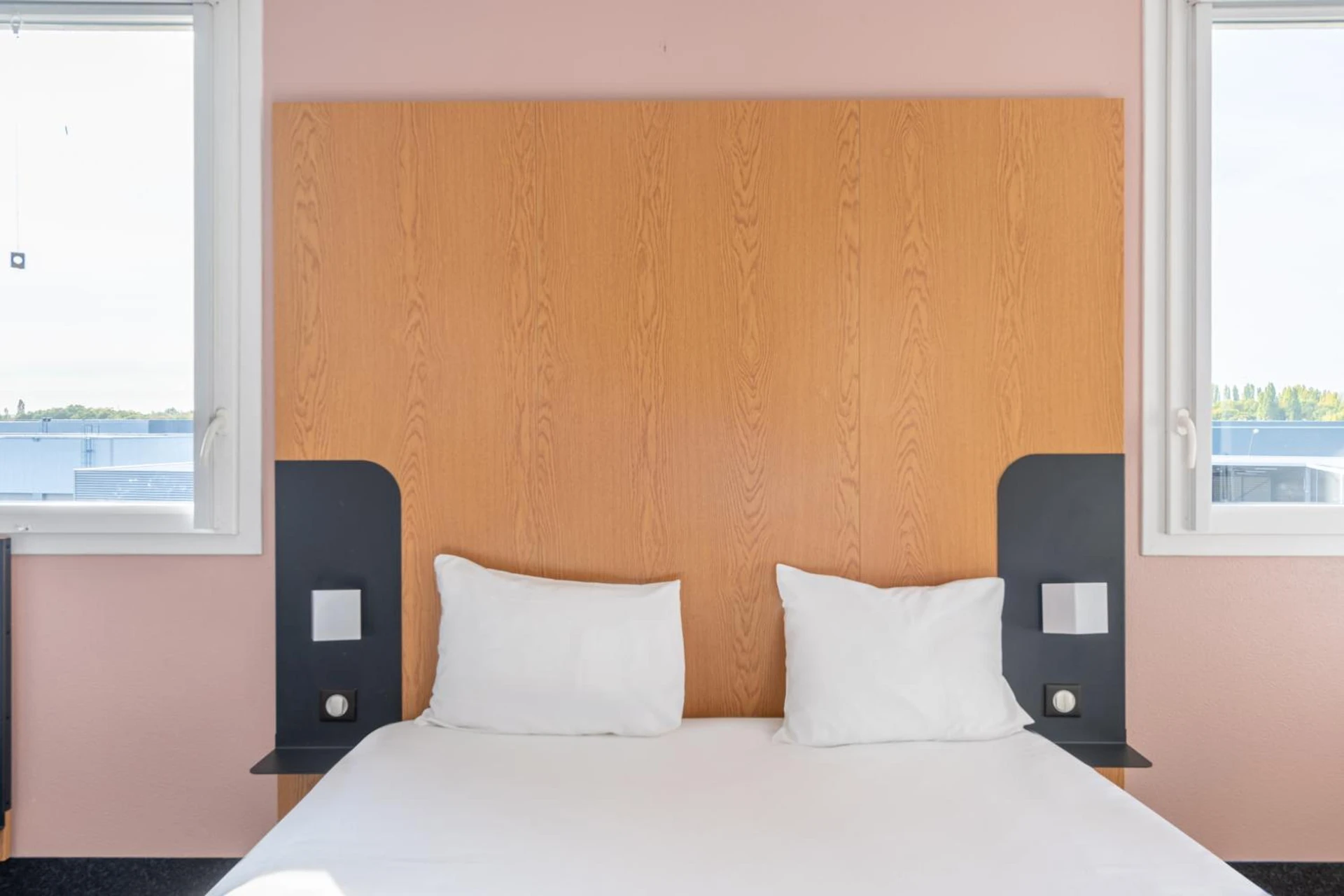 Chambre disponible pour un séminaire d'entreprise à B&B HOTEL Lieusaint Carré Sénart - Lieusaint