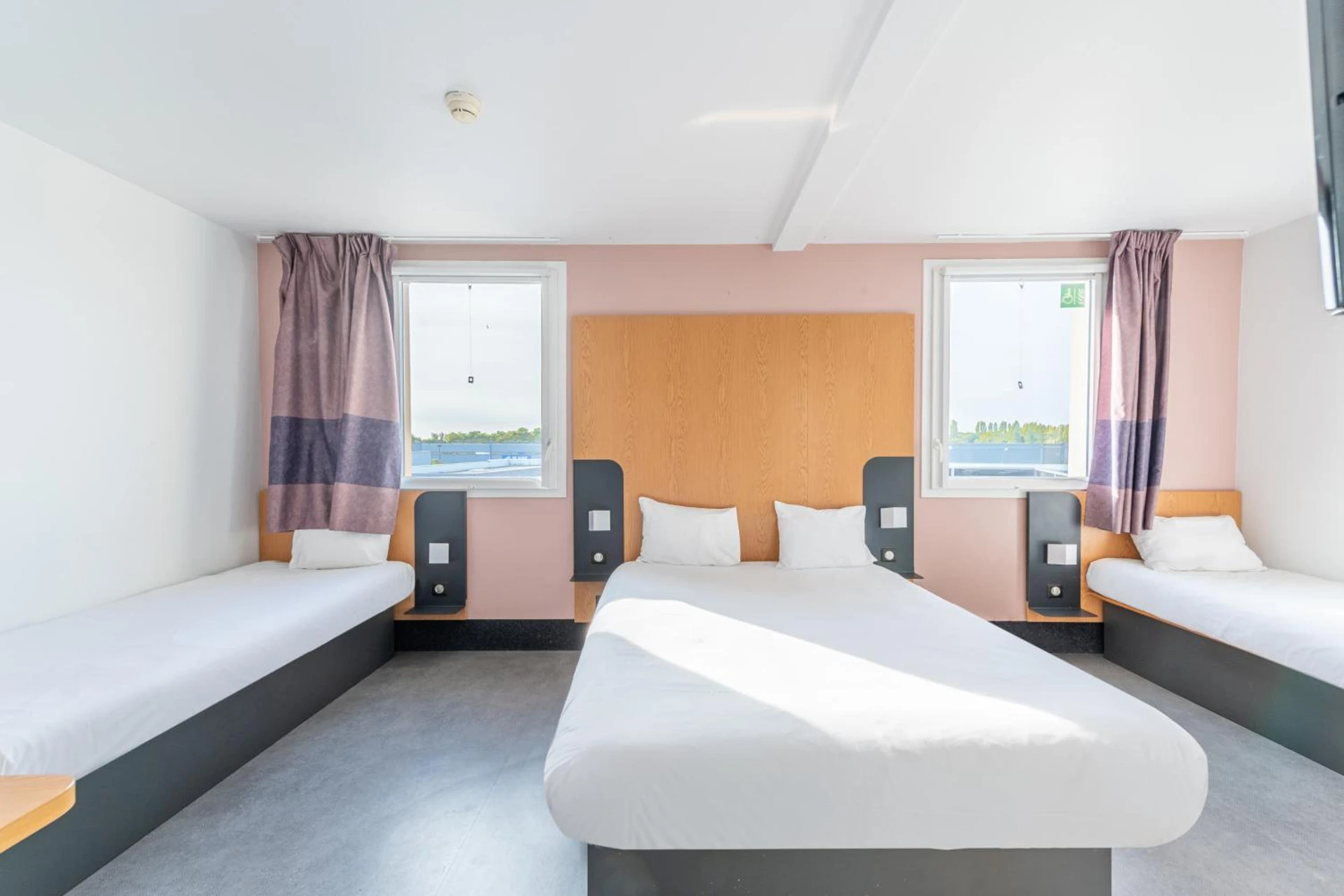 Chambre disponible pour un séminaire d'entreprise à B&B HOTEL Lieusaint Carré Sénart - Lieusaint