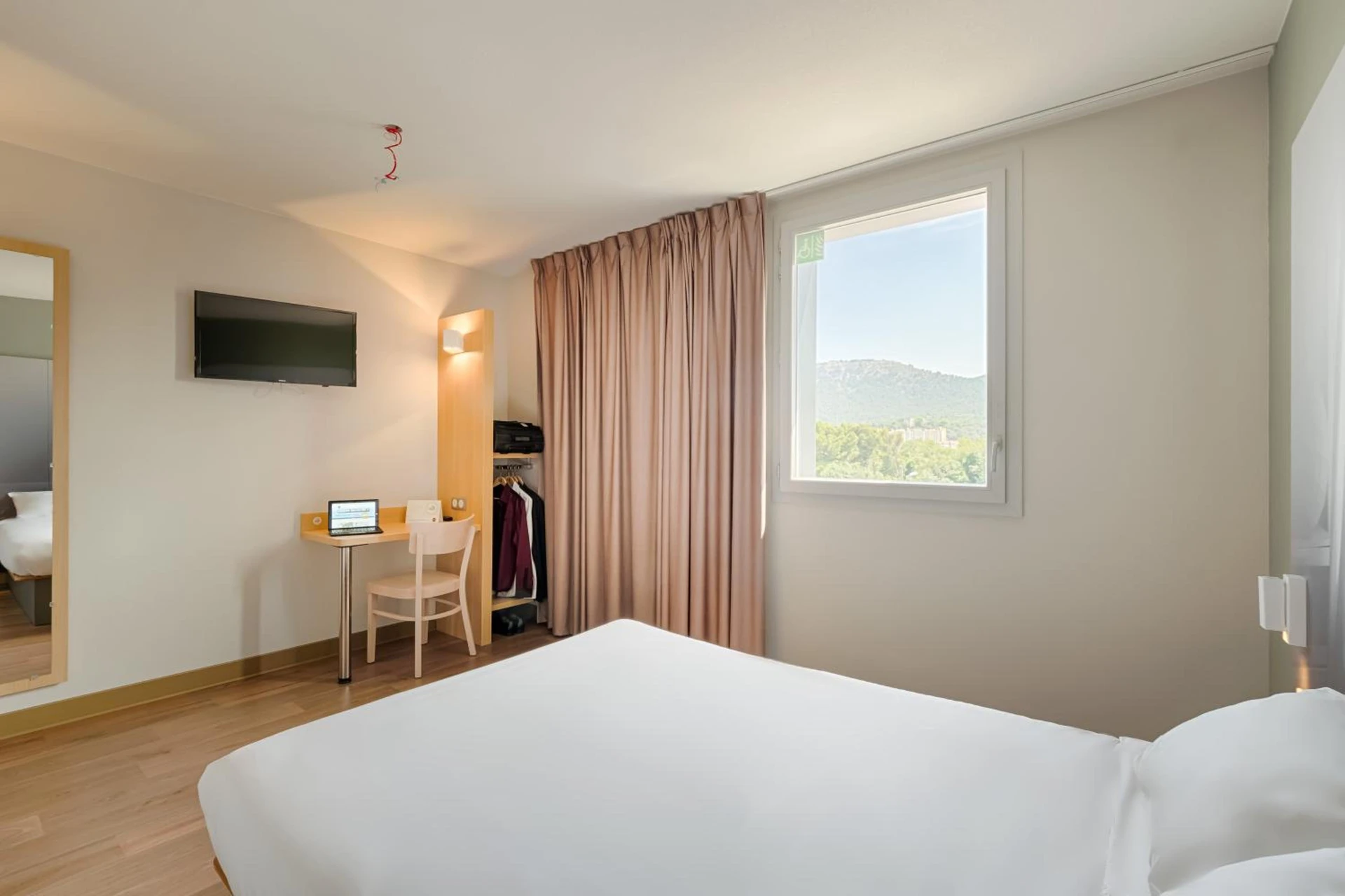 Magnifique chambre pour un séminaire d'entreprise à B&B HOTEL Marseille Aéroport Saint-Victoret - Saint-Victoret