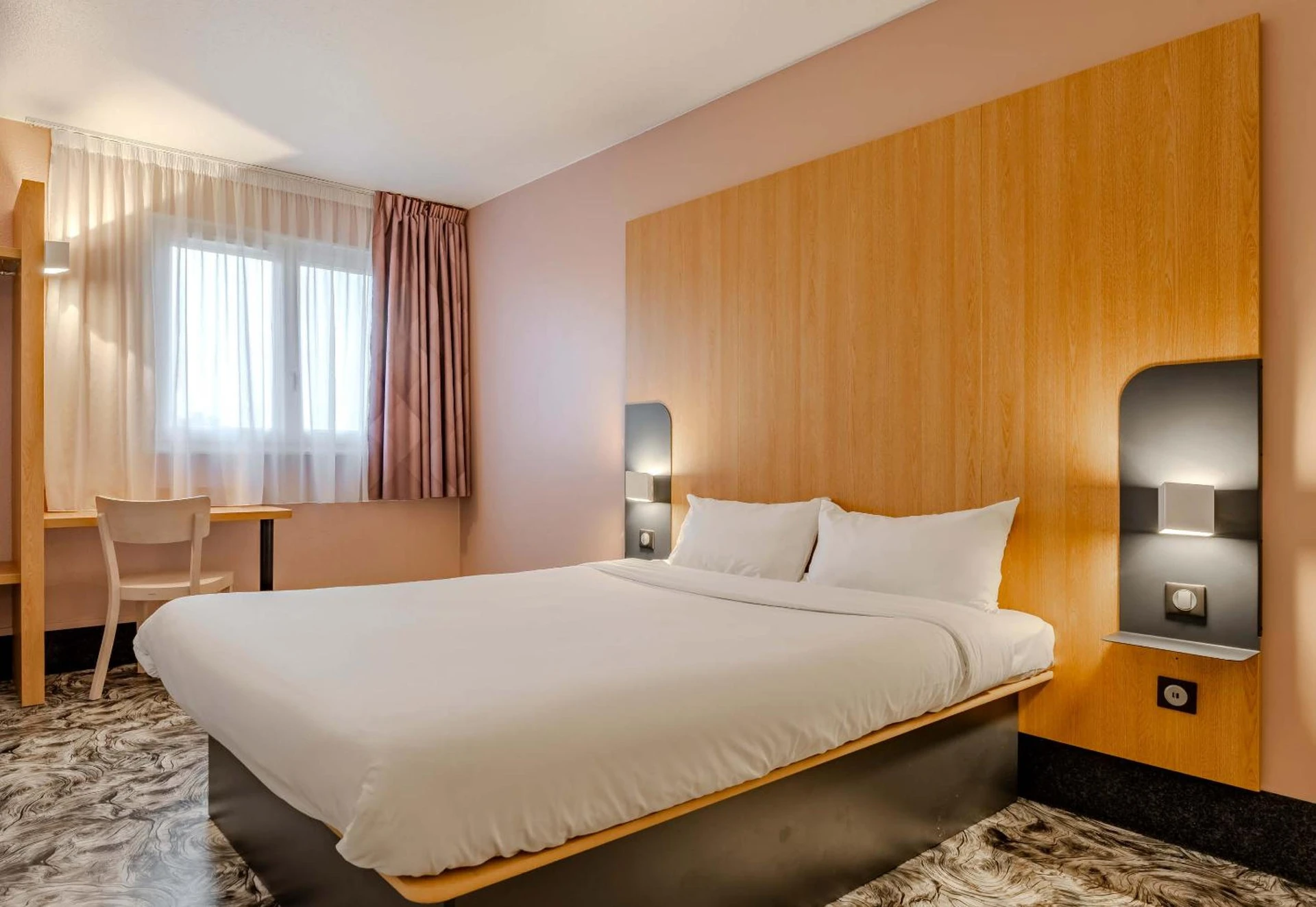 Chambre disponible pour un séminaire d'entreprise à B&B HOTEL Maubeuge-Louvroil - Louvroil