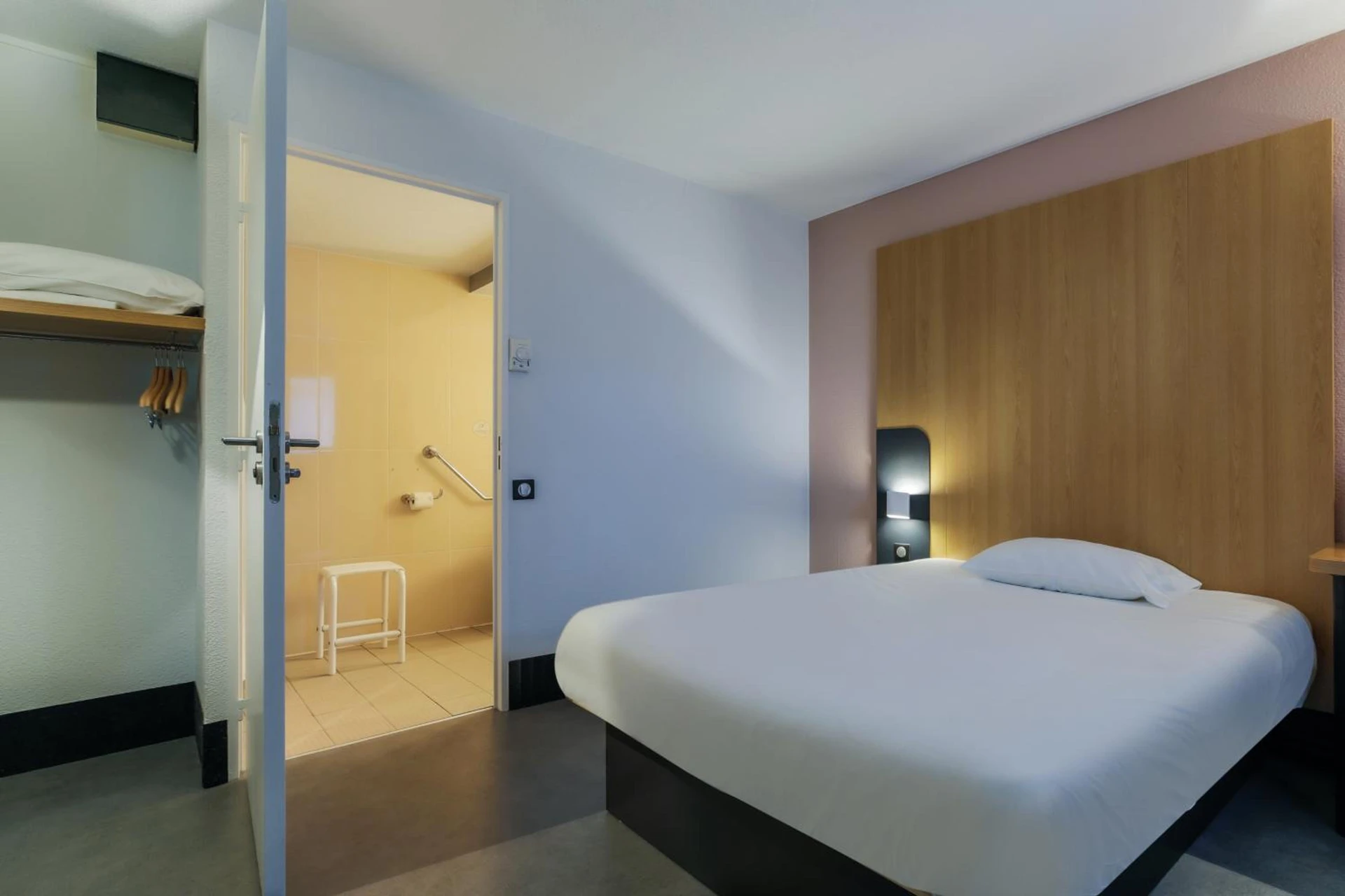 Chambre disponible pour un séminaire d'entreprise à B&B HOTEL Metz Augny - Augny
