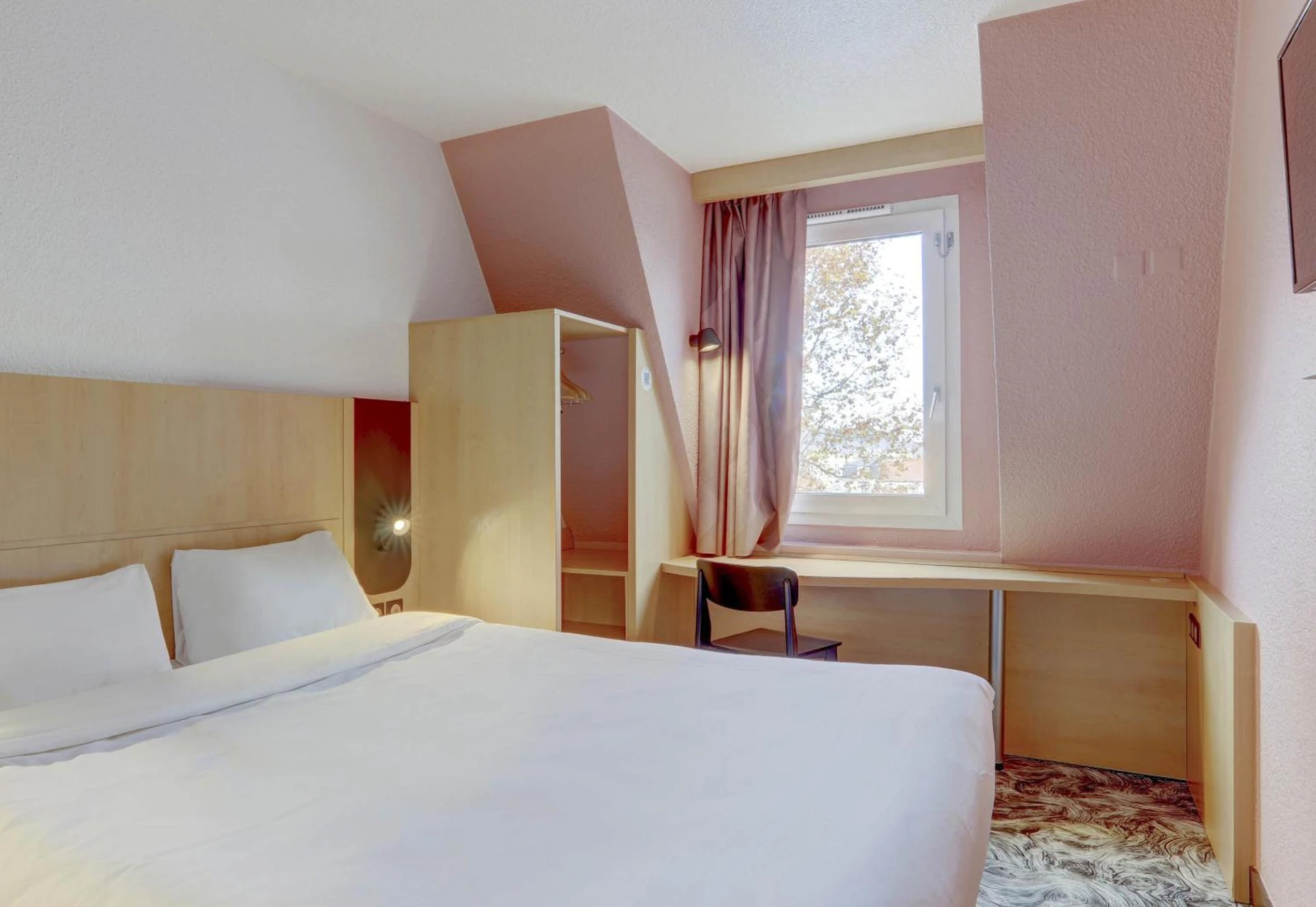 Chambre disponible pour un séminaire d'entreprise à B&B HOTEL Montluçon Centre - Montluçon