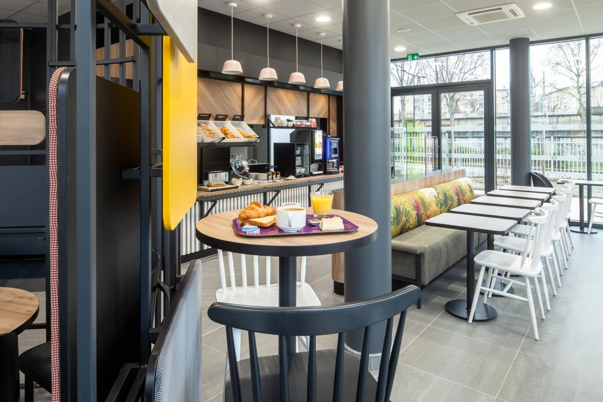 Lieu convivial pour un séminaire d'entreprise à B&B HOTEL NANTERRE Rueil-Malmaison - Nanterre - En savoir plus 