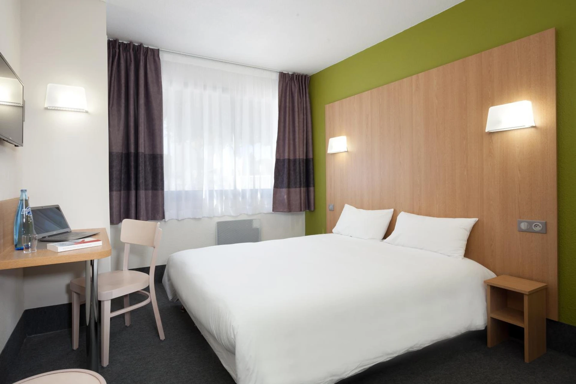 Organiser un séminaire d'entreprise : B&B HOTEL Nîmes Ville Active, parking sécurisé gratuit à nimes