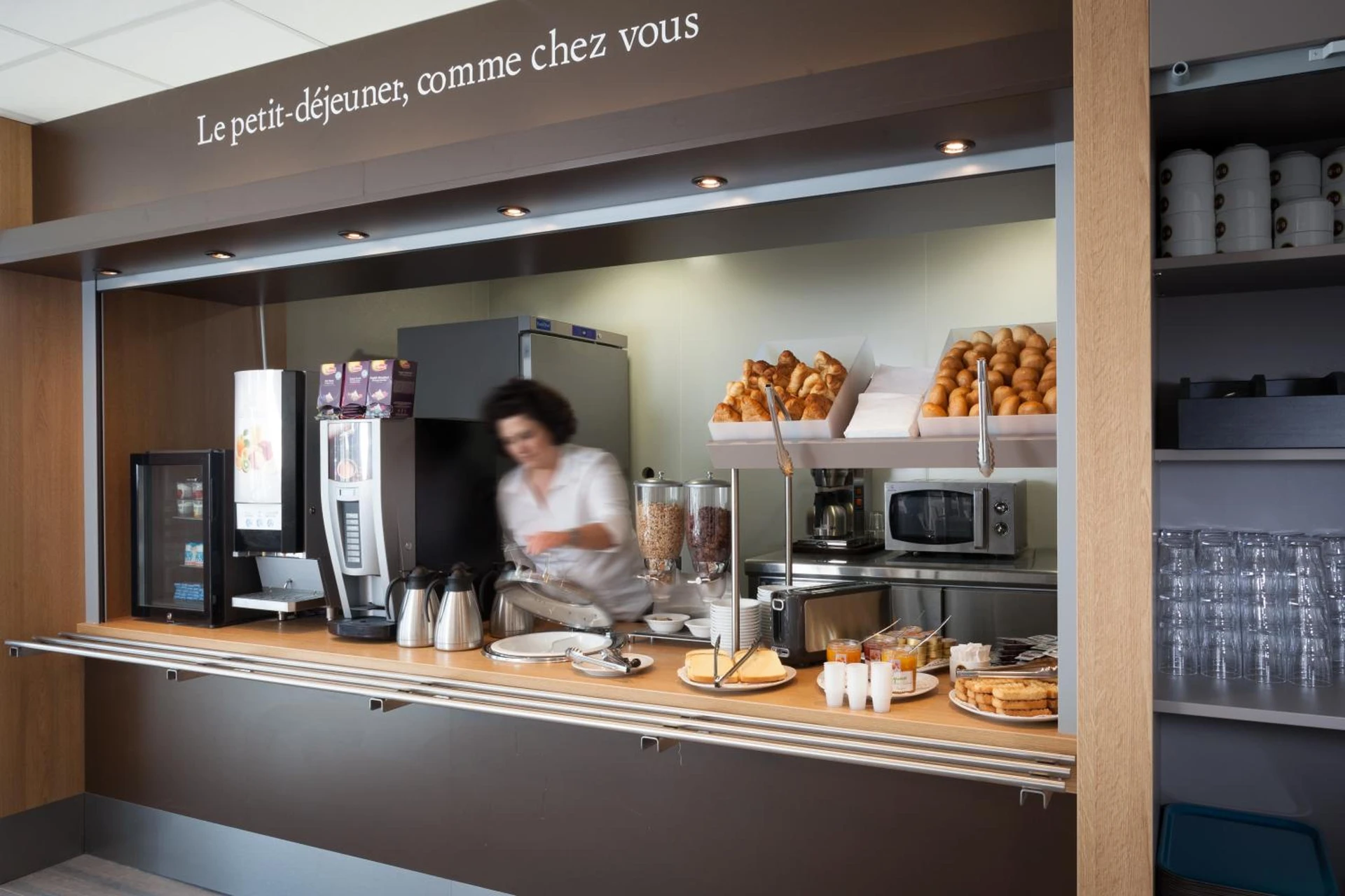 Organiser un séminaire d'entreprise : B&B HOTEL Nîmes Ville Active, parking sécurisé gratuit à nimes