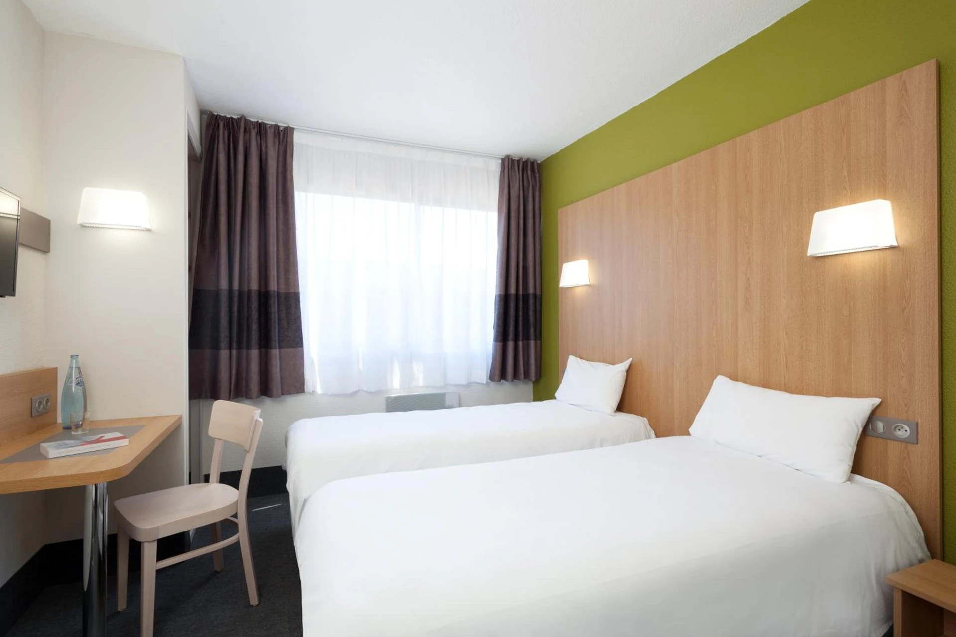 Chambre disponible pour un séminaire d'entreprise à B&B HOTEL Nîmes Ville Active, parking sécurisé gratuit - Nîmes