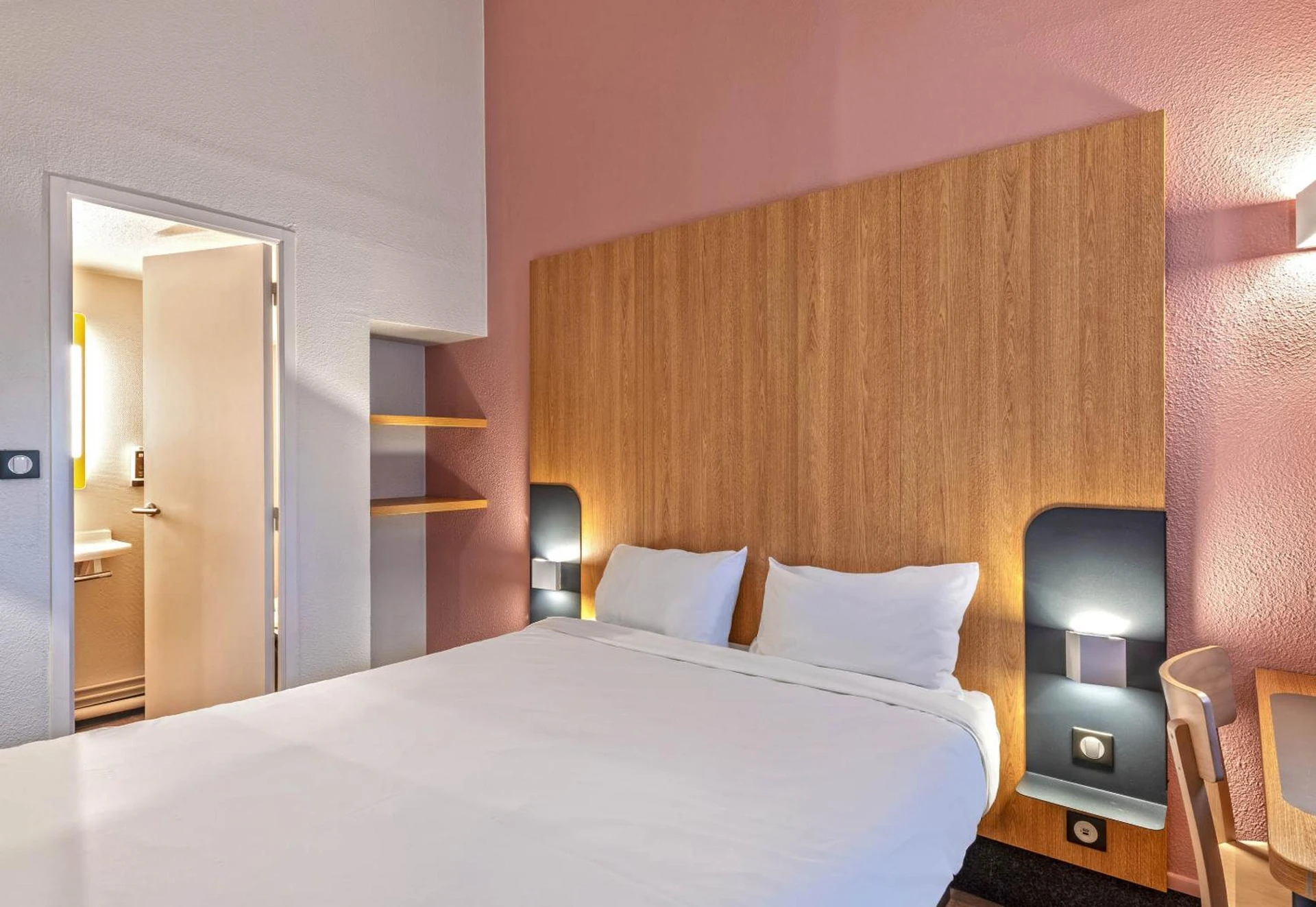 Chambre disponible pour un séminaire d'entreprise à B&B HOTEL Quimper Nord Douarnenez - Quimper