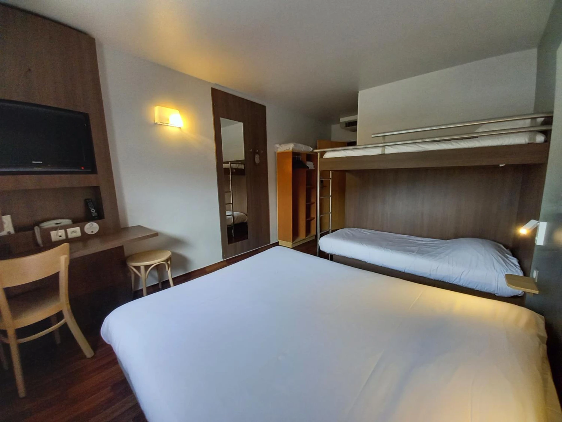 Chambre disponible pour un séminaire d'entreprise à B&B HOTEL Saint-Etienne Monthieu - Saint-Étienne