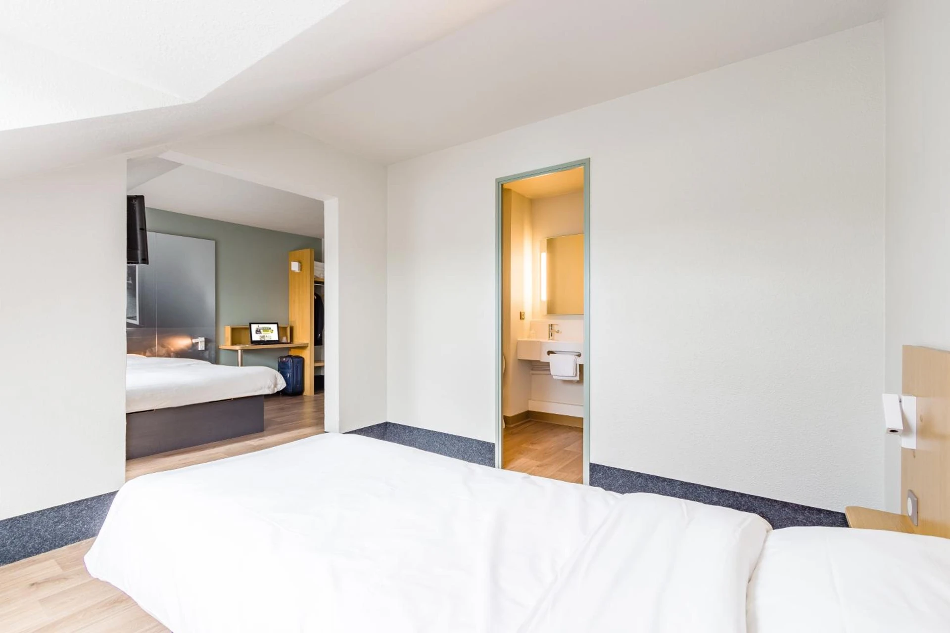 Chambre disponible pour un séminaire d'entreprise à B&B HOTEL Tours Parc Expo St-Avertin - Saint-Avertin
