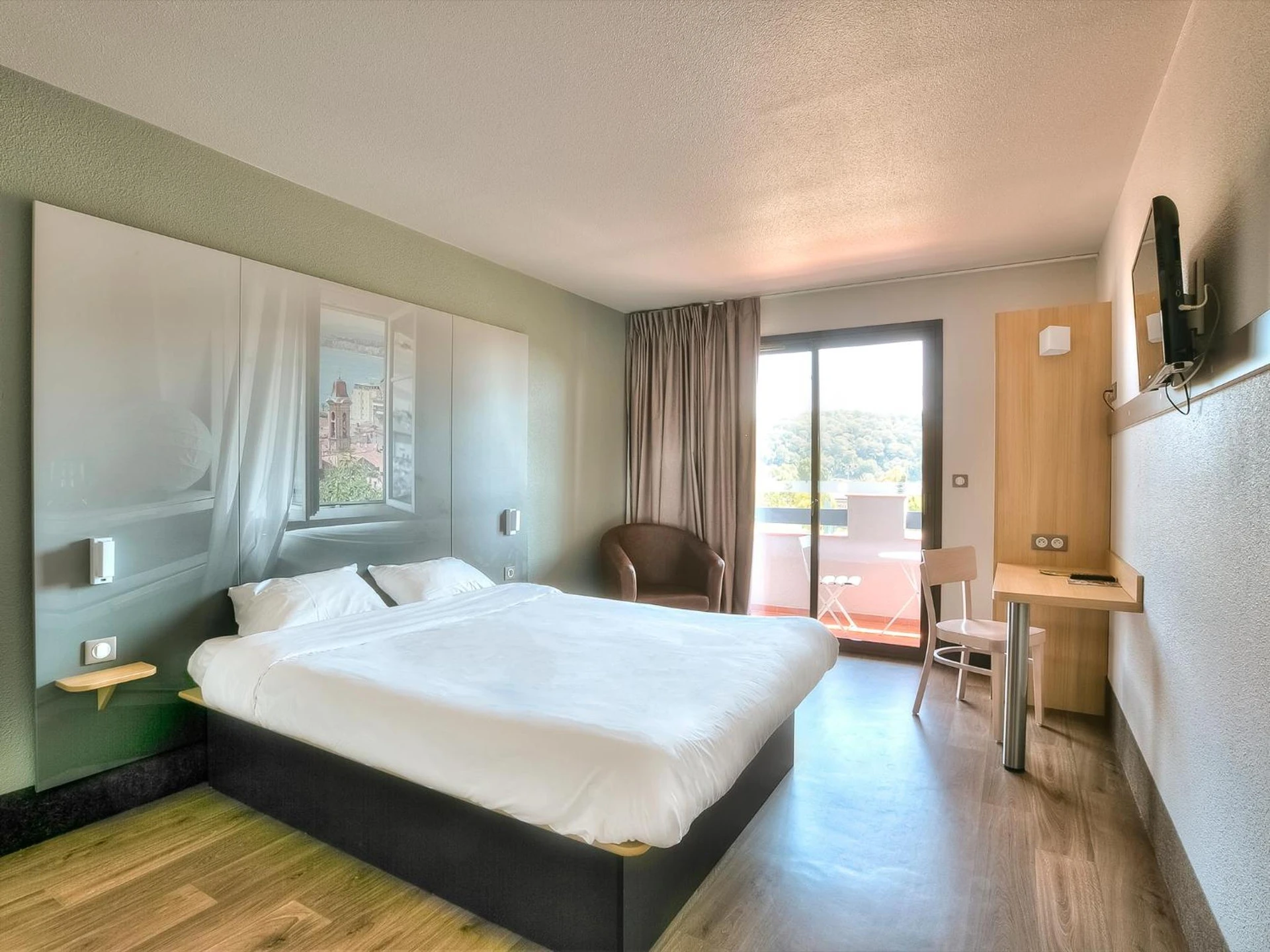 Chambre disponible pour un séminaire d'entreprise à B&B HOTEL Villeneuve Loubet Village - Villeneuve-Loubet