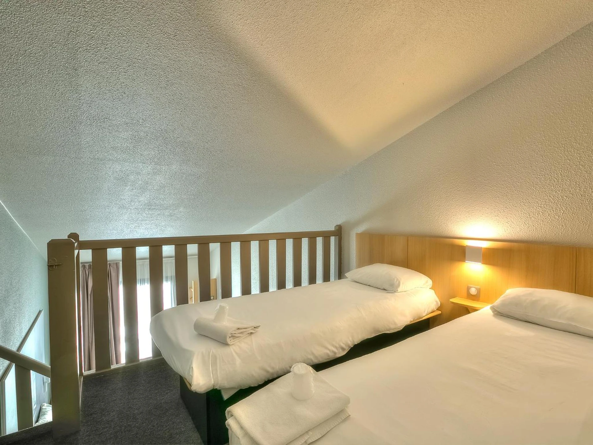 Chambre disponible pour un séminaire d'entreprise à B&B HOTEL Villeneuve Loubet Village - Villeneuve-Loubet