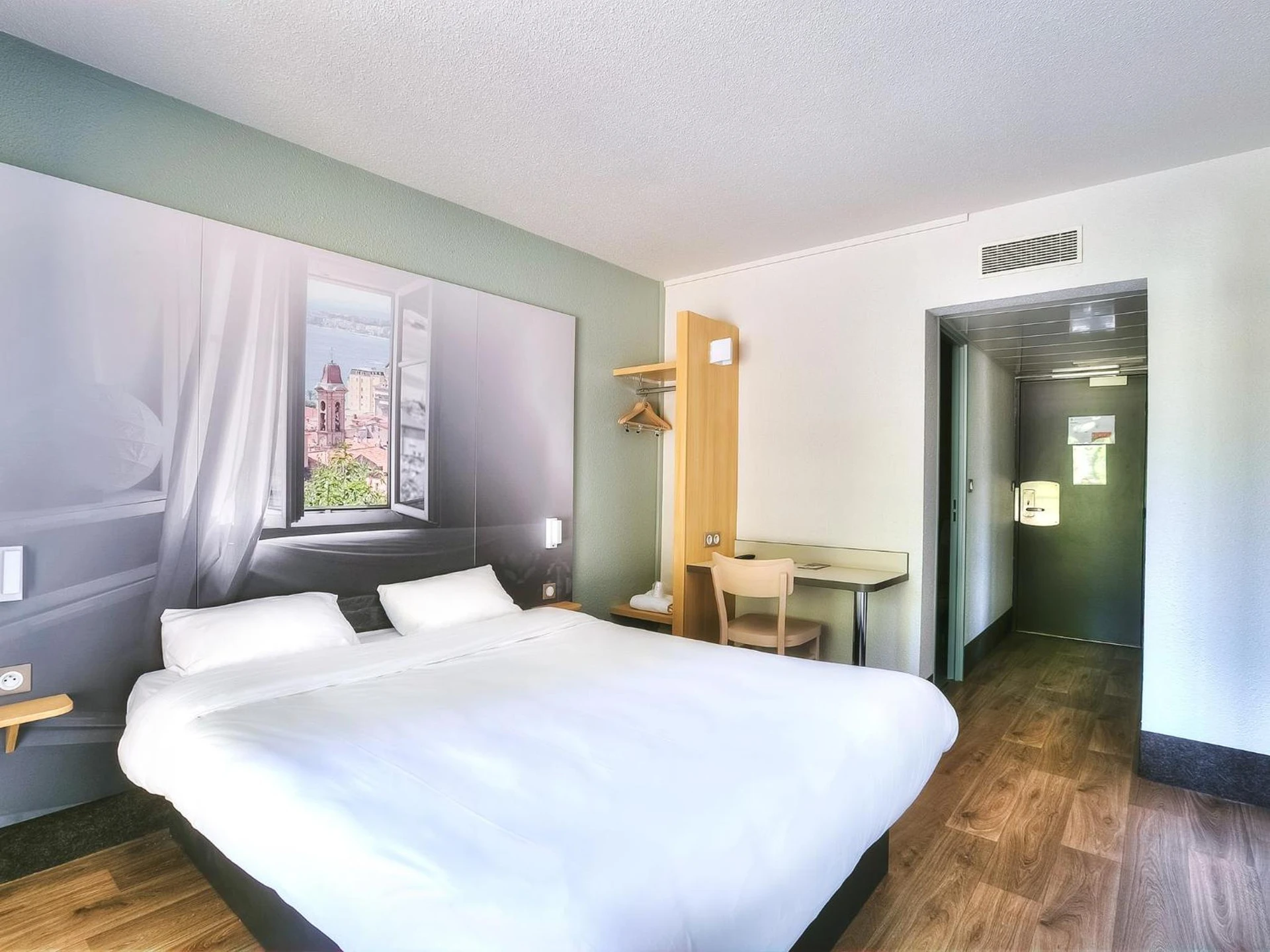 Chambre disponible pour un séminaire d'entreprise à B&B HOTEL Villeneuve Loubet Village - Villeneuve-Loubet