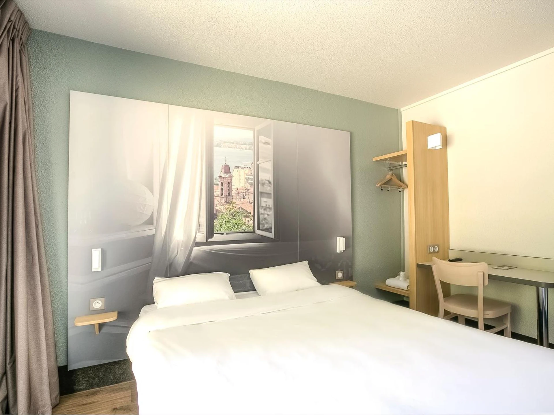 Magnifique chambre pour un séminaire d'entreprise à B&B HOTEL Villeneuve Loubet Village - Villeneuve-Loubet
