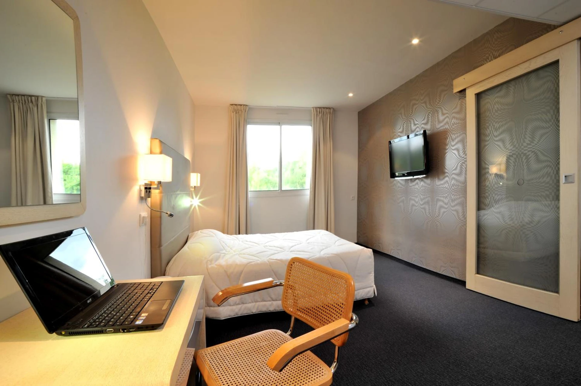 Chambre disponible pour un séminaire d'entreprise à inspiration by balladins Villefranche-de-Rouergue - Villefranche-de-Rouergue