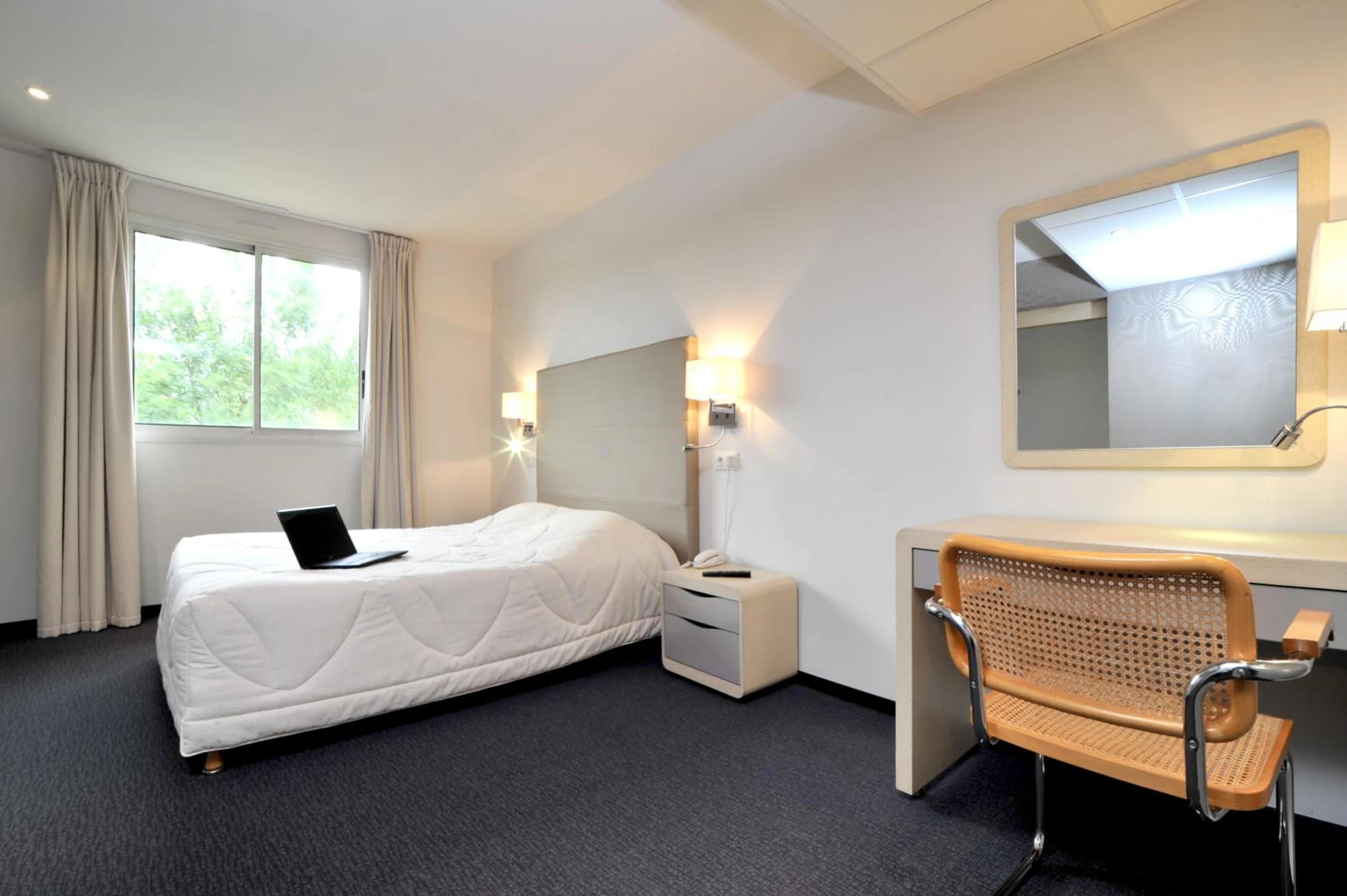 Chambre disponible pour un séminaire d'entreprise à inspiration by balladins Villefranche-de-Rouergue - Villefranche-de-Rouergue