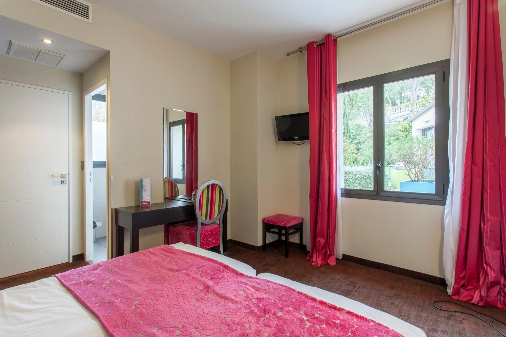 Chambre disponible pour un séminaire d'entreprise à Hôtel Baptistin - Le Lavandou