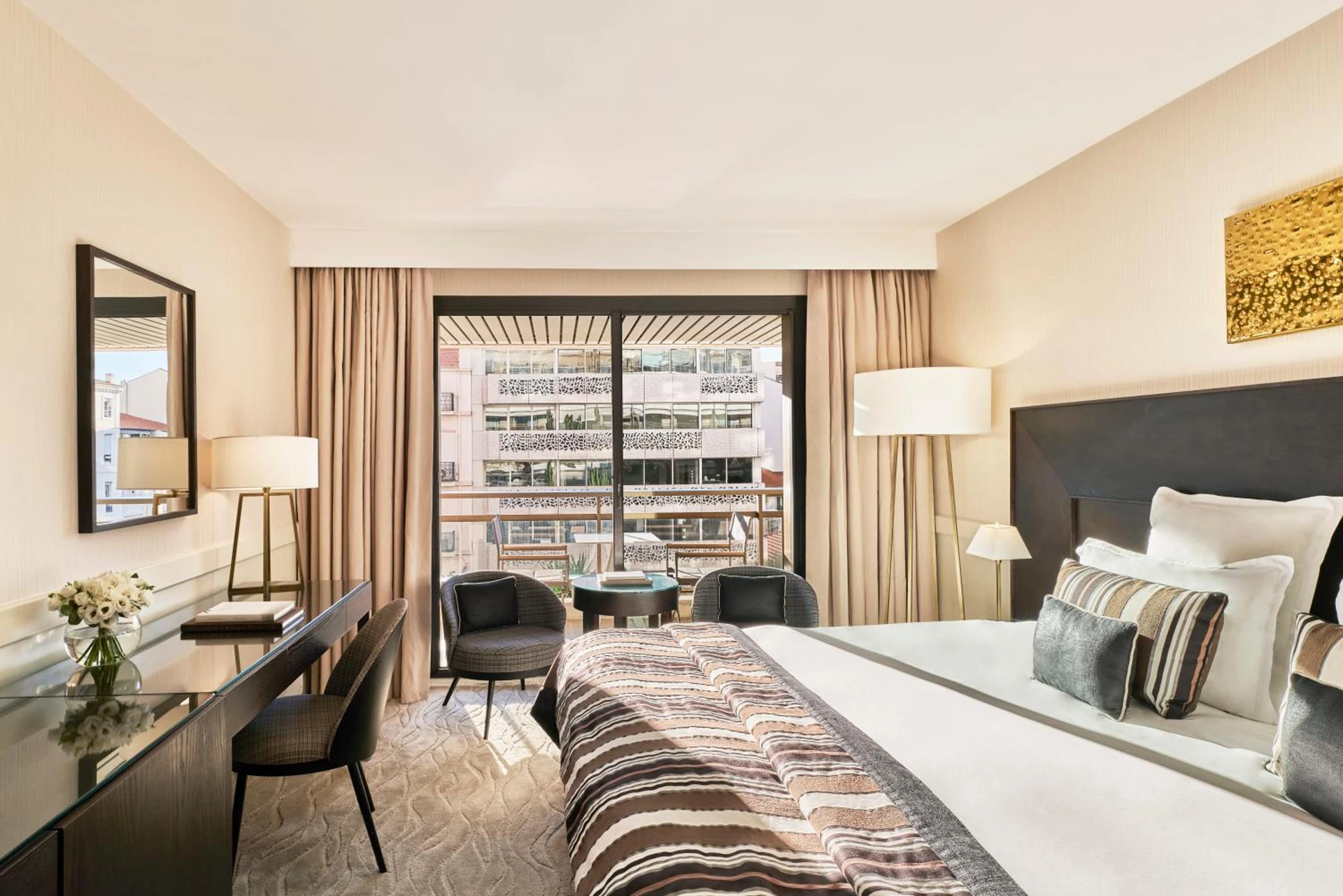 Magnifique chambre pour un séminaire d'entreprise à Hôtel Barrière Le Gray d'Albion - Cannes